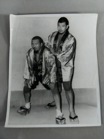 坂口征二＆グレート小鹿 白黒大判写真