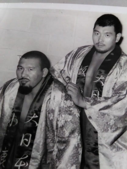 坂口征二＆グレート小鹿 白黒大判写真