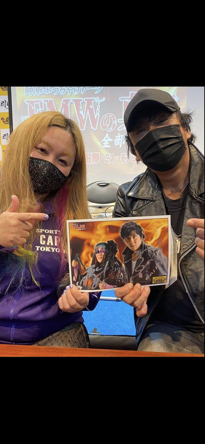 ★FMWの真実★ 大仁田厚＆ミス・モンゴル 直筆Wサイン入りイベント限定ポートレート