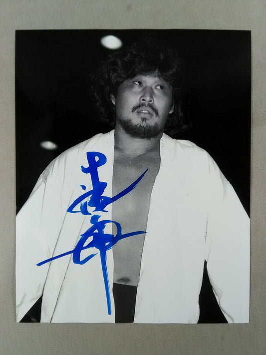 谷津嘉章 直筆サイン入り大判白黒写真③