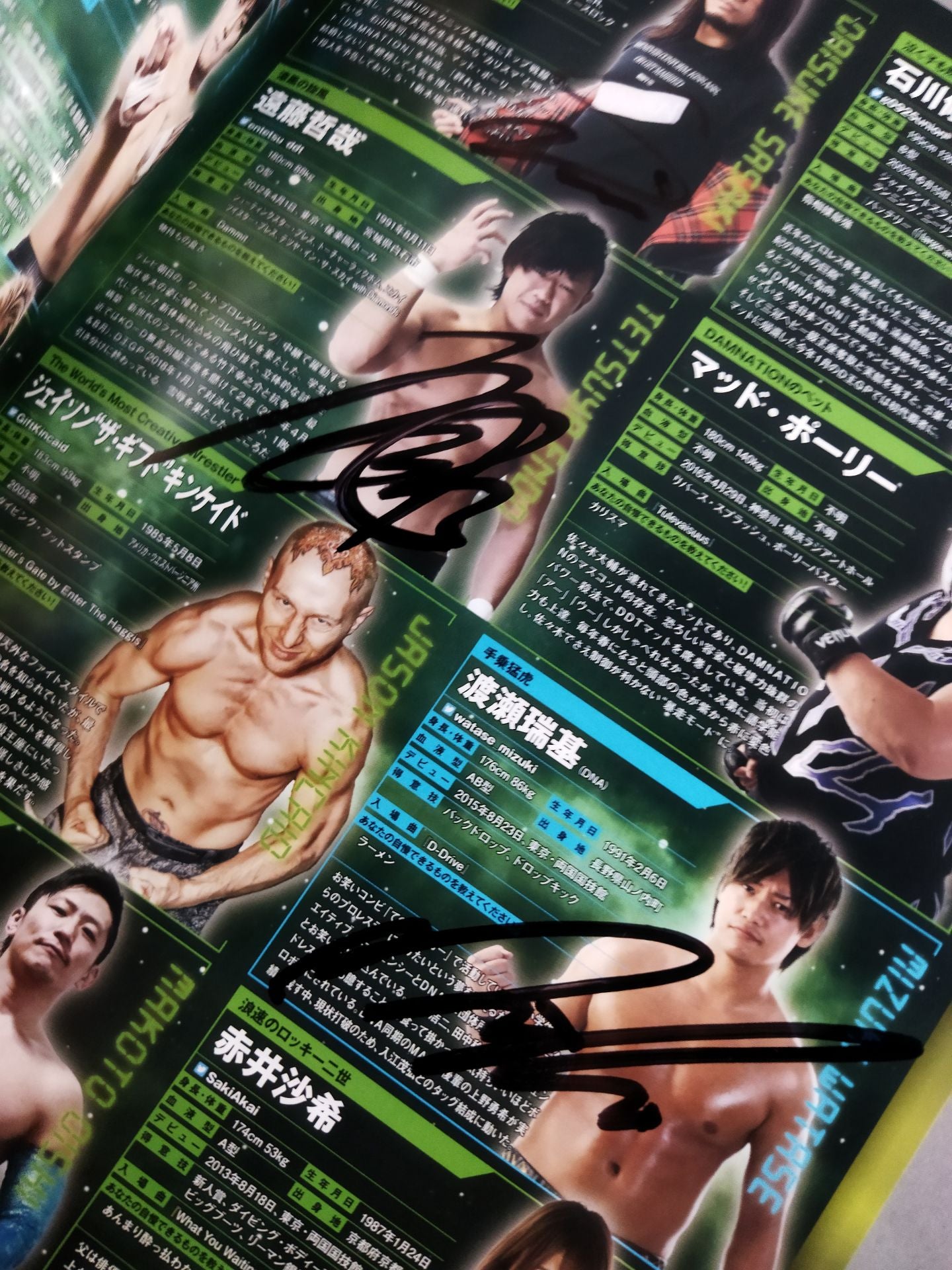 [4 fighters hand signed autograph DDT Official Program 2018/04 Vol. 57