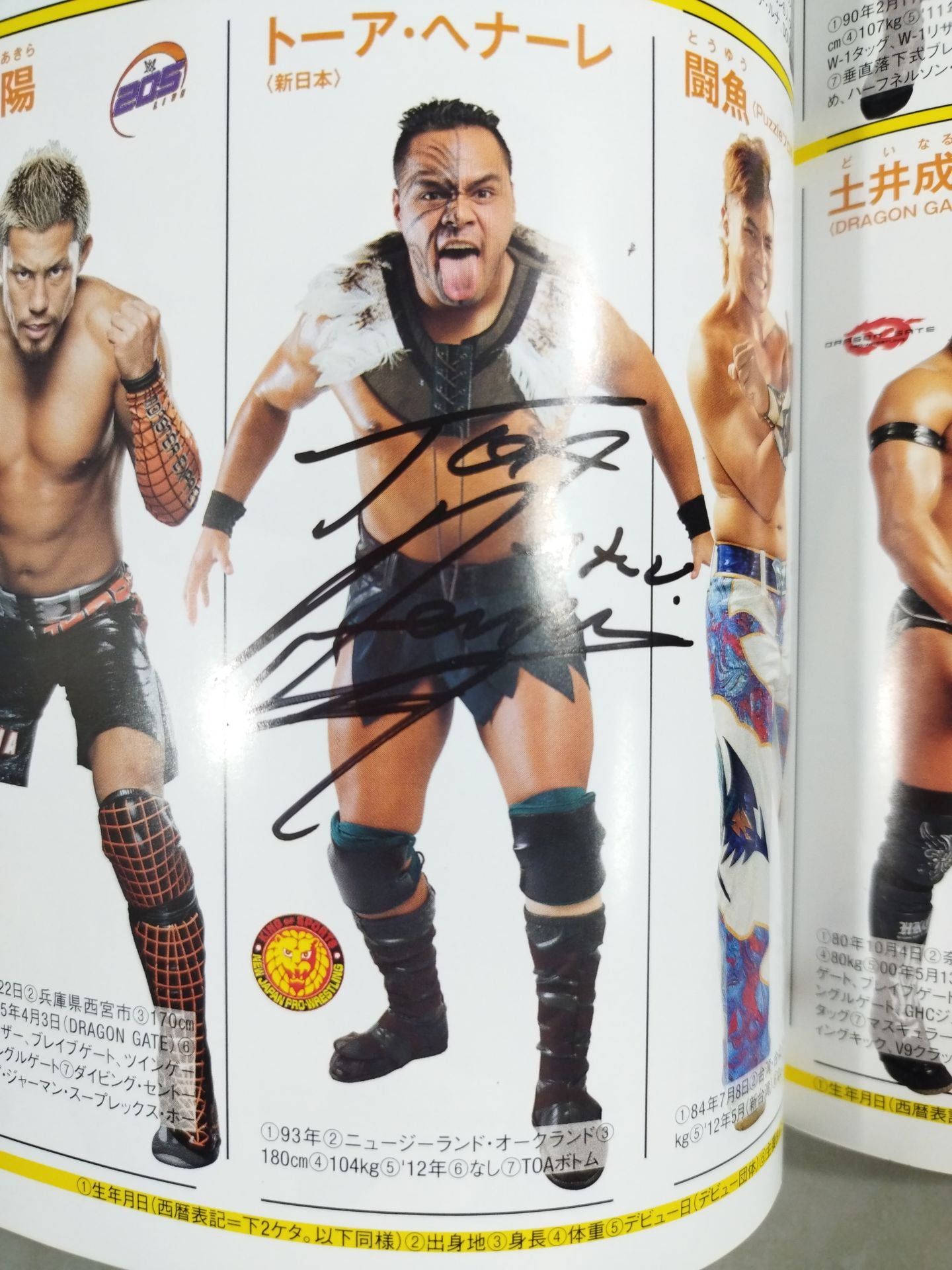 [2 fighters hand signed autograph Weekly Pro Wrestling  Appendix 143 "2019 Preservation EditionPro Wrestler  Full Body Photo  Directory"