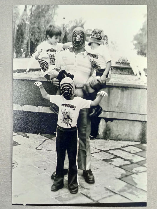 エル・シコデリコ 子どもたちと 白黒写真(A-2)