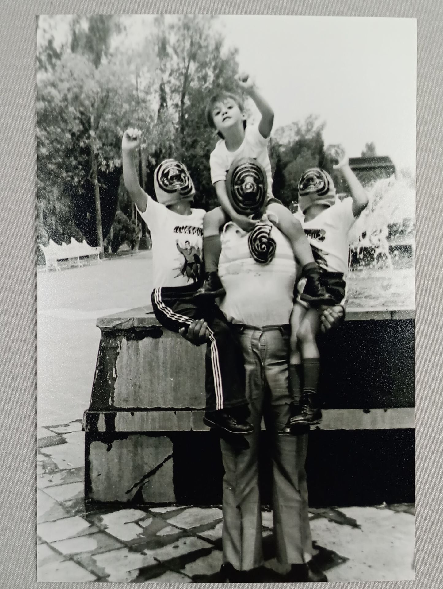 エル・シコデリコ 子どもたちと 白黒写真(A-3)