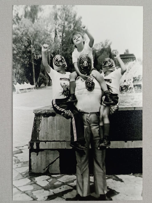 エル・シコデリコ 子どもたちと 白黒写真(A-3)