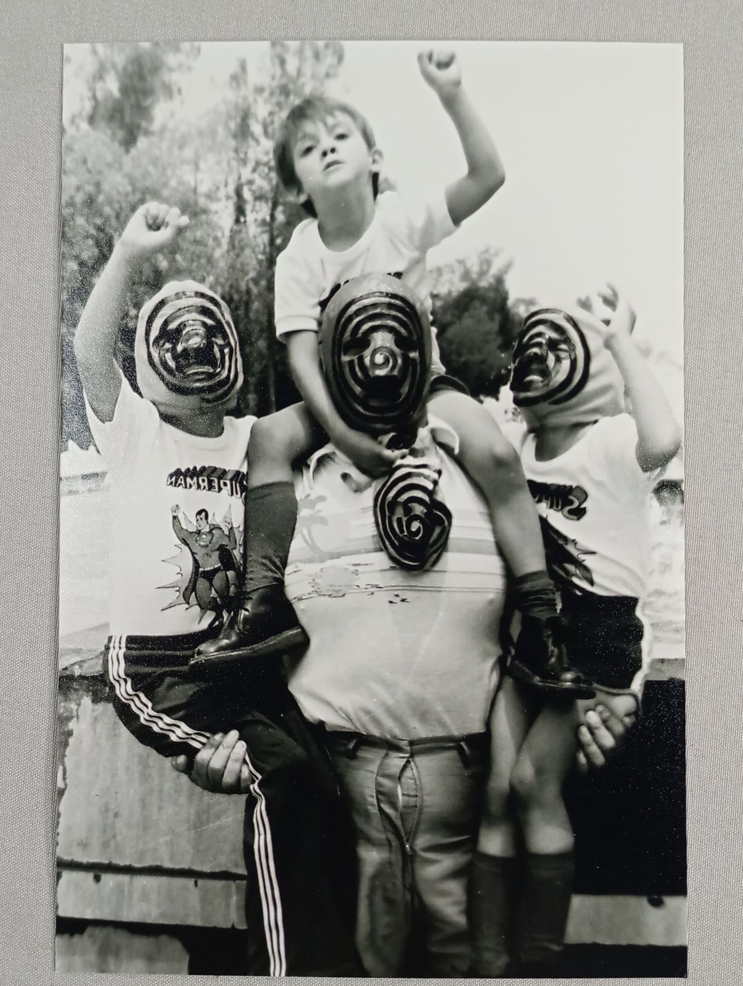 エル・シコデリコ 子どもたちと 白黒写真(A-4)