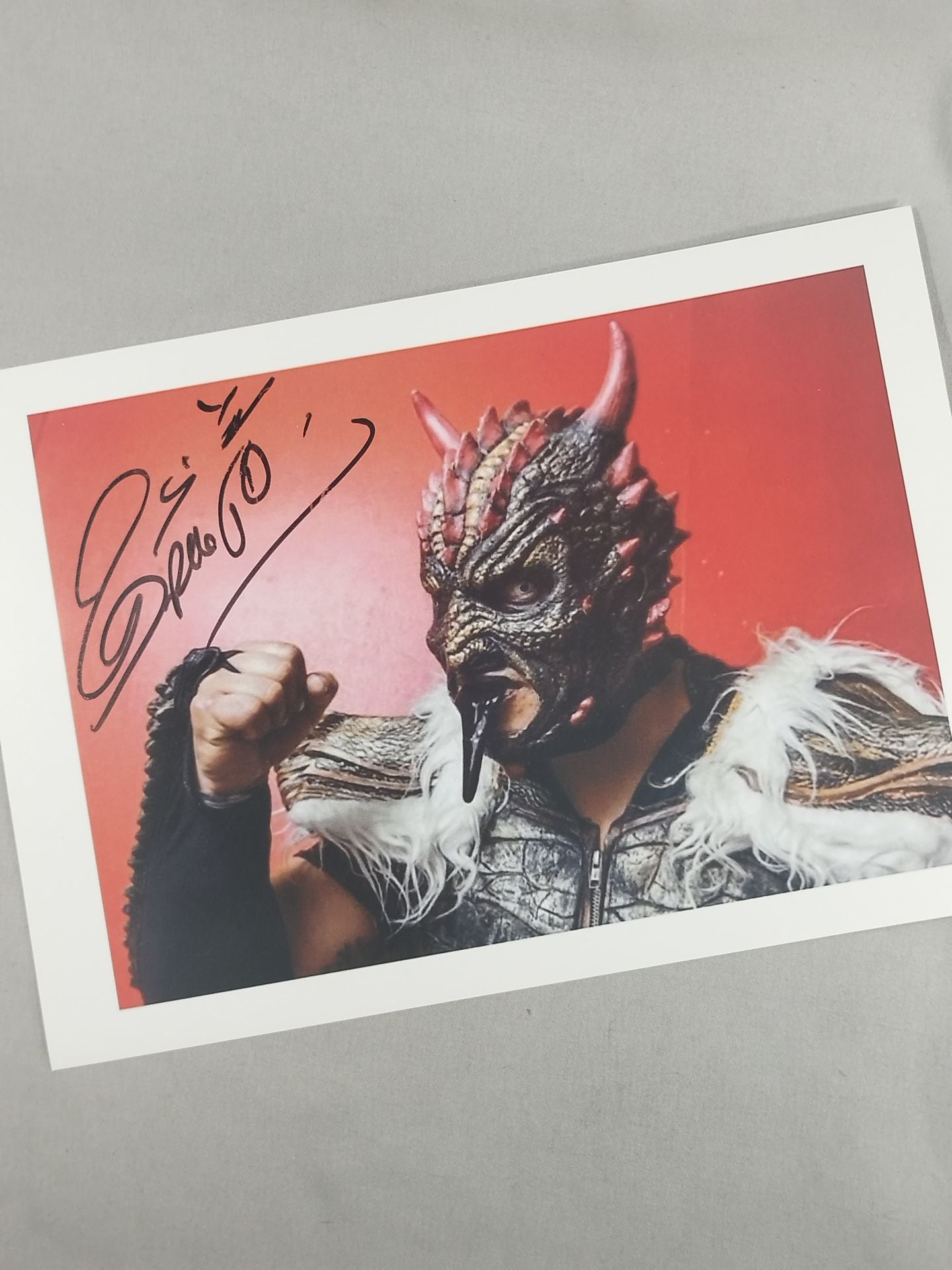 ドラゴ 直筆サイン入りポートレート