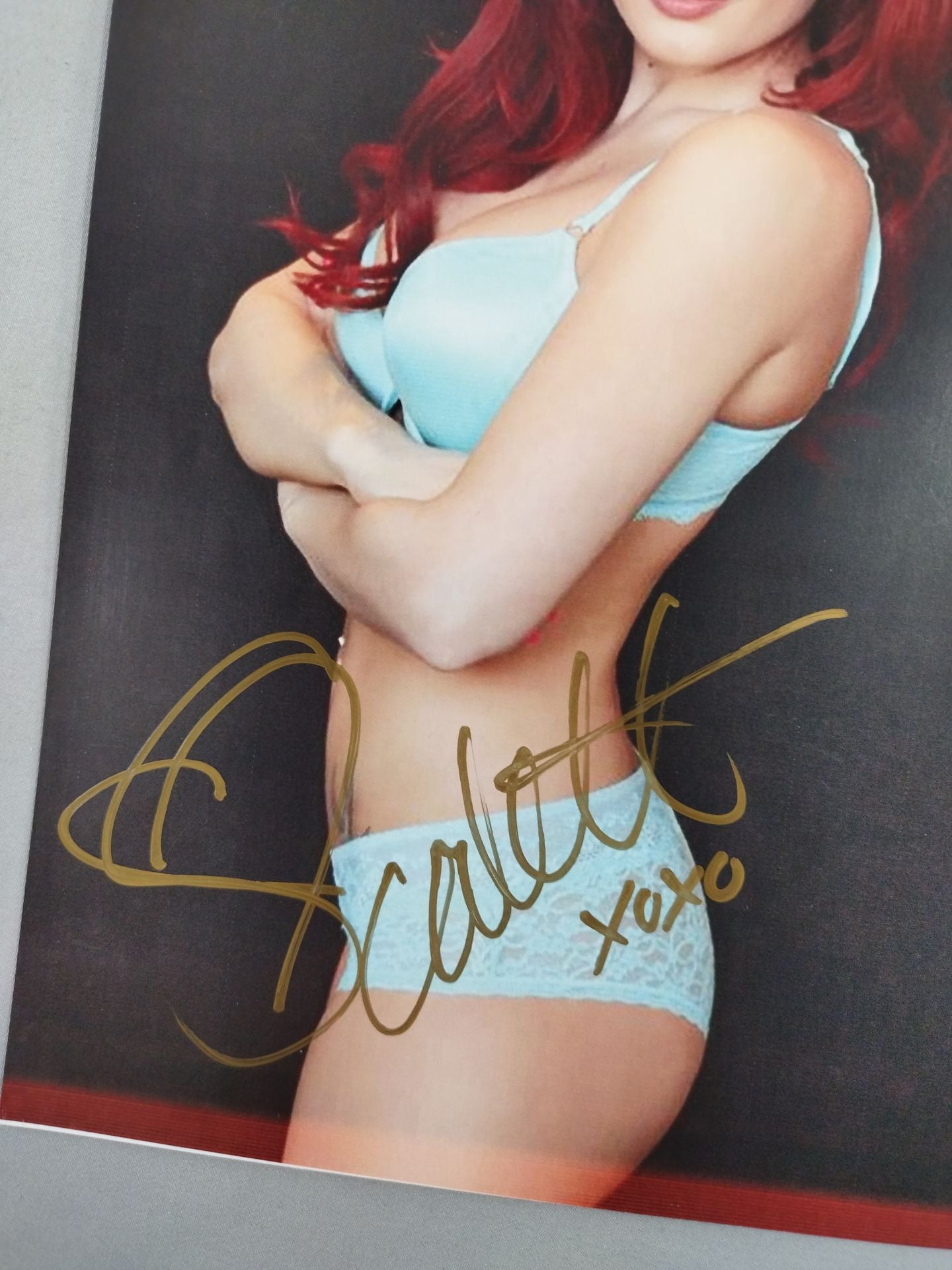 スカーレット 直筆サイン入りポートレート(A-1)