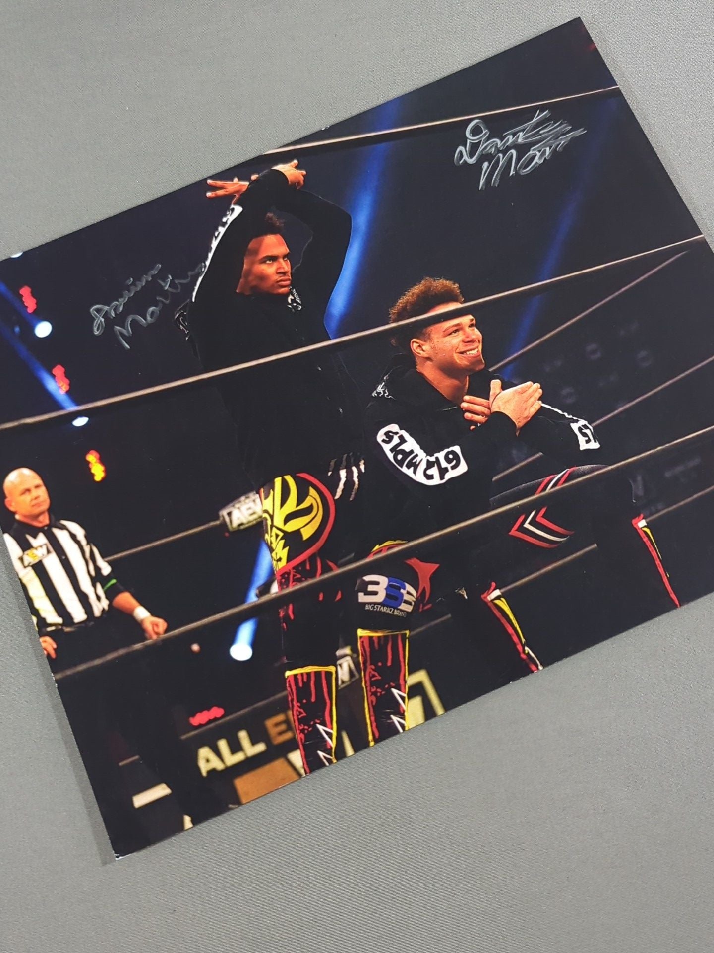 ★AEW★ ダリウス&ダンテ・マーティン 直筆Wサイン入りポートレート(A-1)