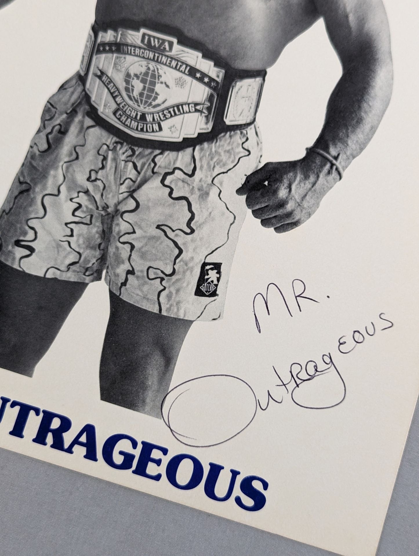 Mr.アウトレージャス 直筆サイン入り ポートレート
