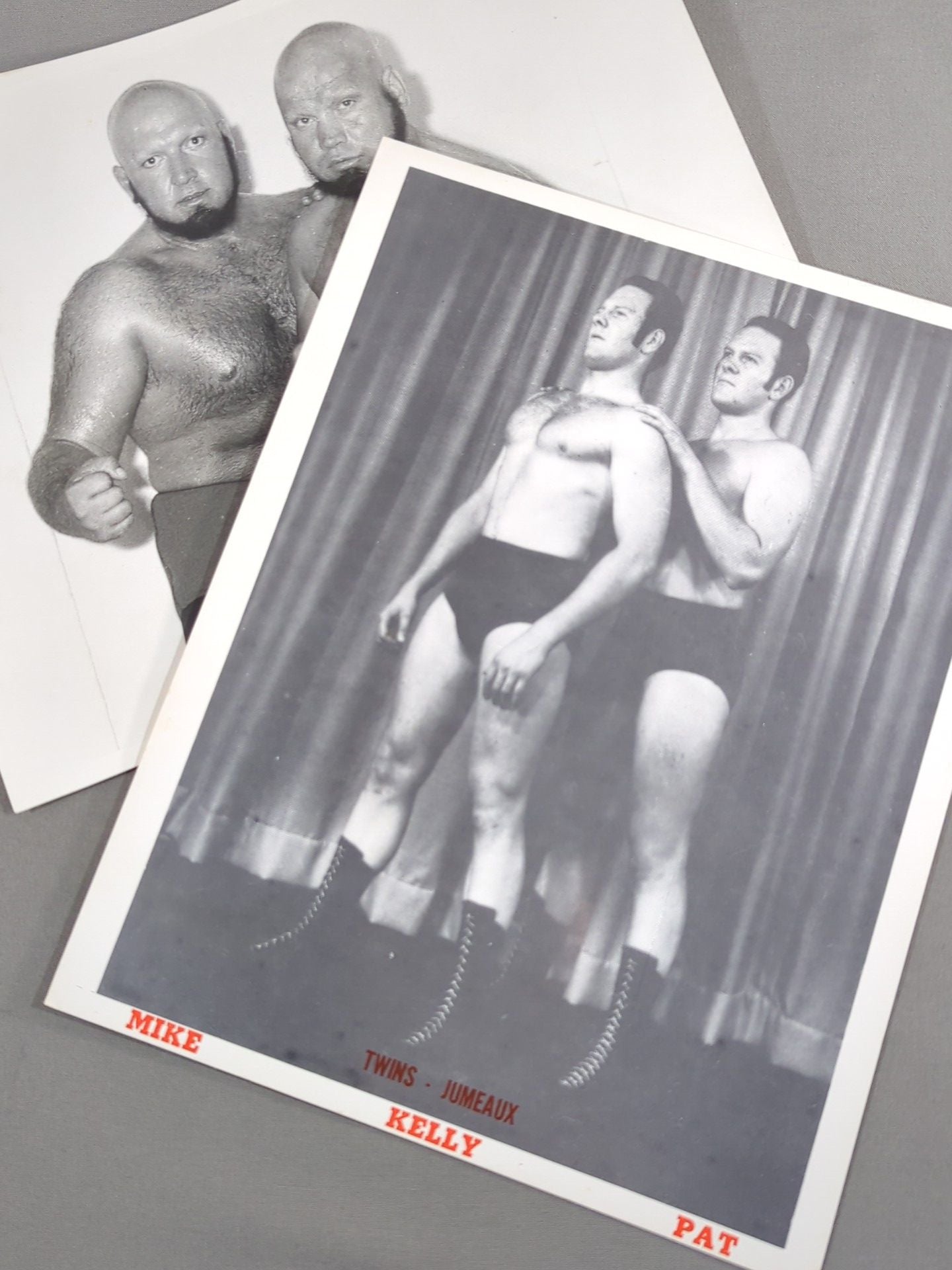 ケリー・ツインズ 白黒ポートレート 2枚セット