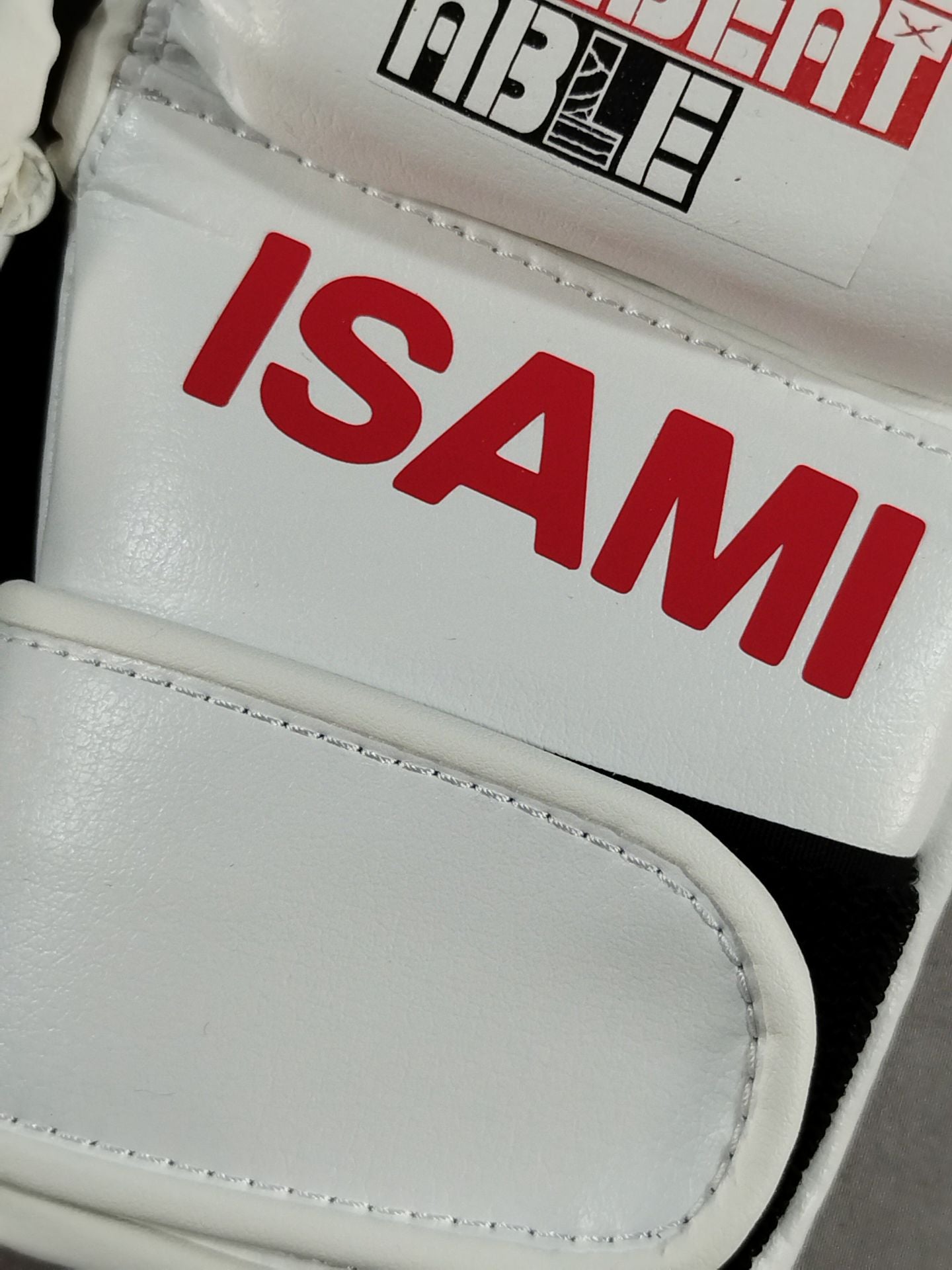 ★ISAMI製★ UNBEATABLE 公式オープンフィンガーグローブ