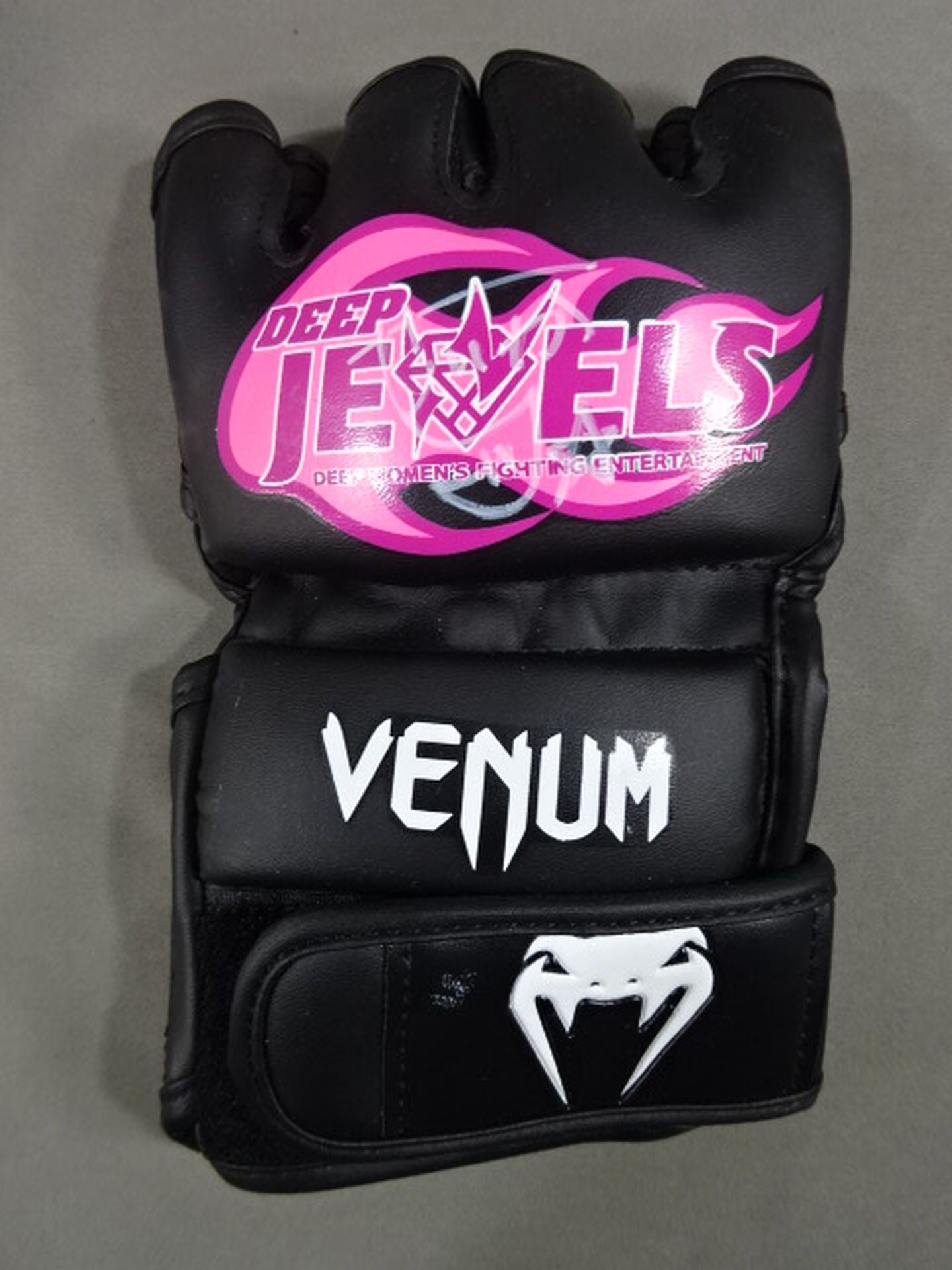 伊澤星花 直筆サイン入り】DEEP JEWELS VENUM オープンフィンガー