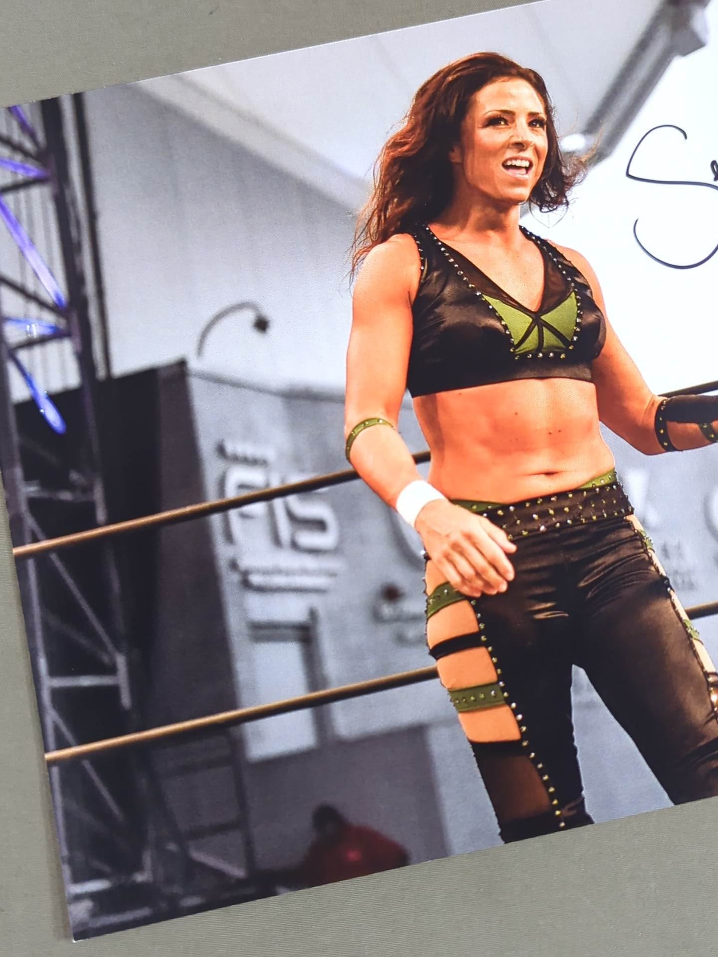 セリーナ・ディーブ 直筆サイン入りポートレート(A-1) – 闘道館
