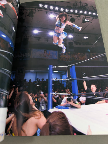 [Mayu Iwatani  hand signed autograph 】FOTOLIBRE de Mascara Numero.72