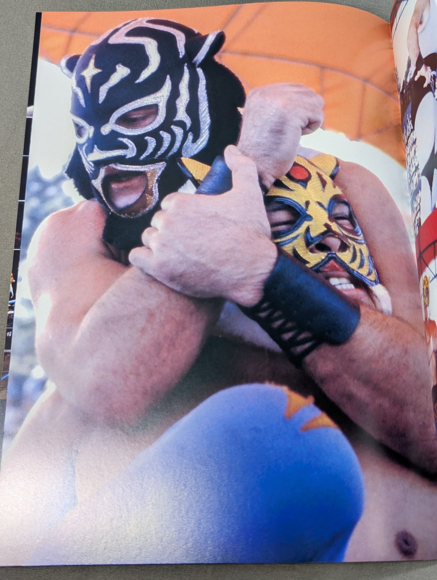 【hand signed autograph】 Kurayami no Tora 1st BLACK TIGER MEMORIAL FOTO BOOK