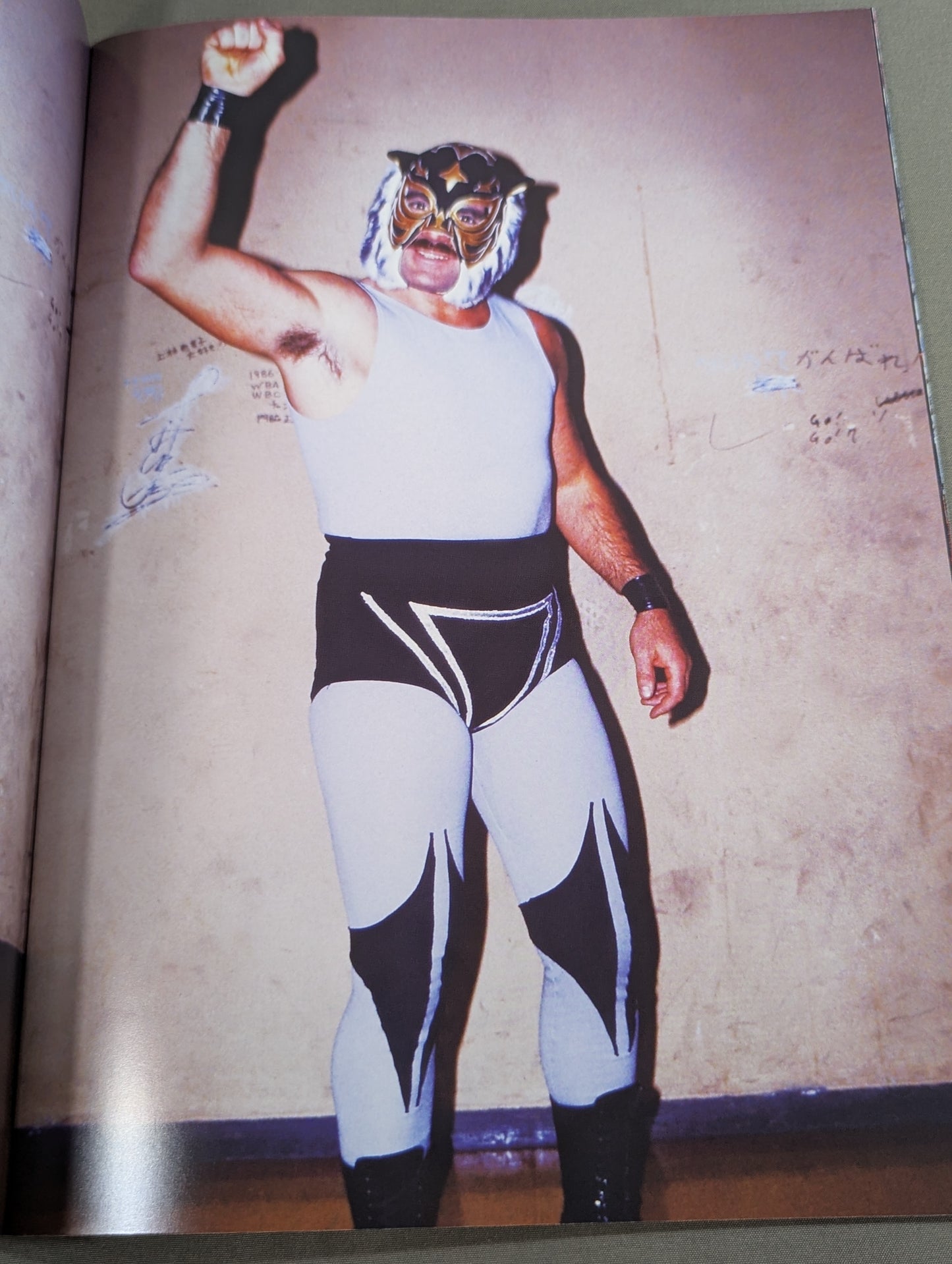 【hand signed autograph】 Kurayami no Tora 1st BLACK TIGER MEMORIAL FOTO BOOK