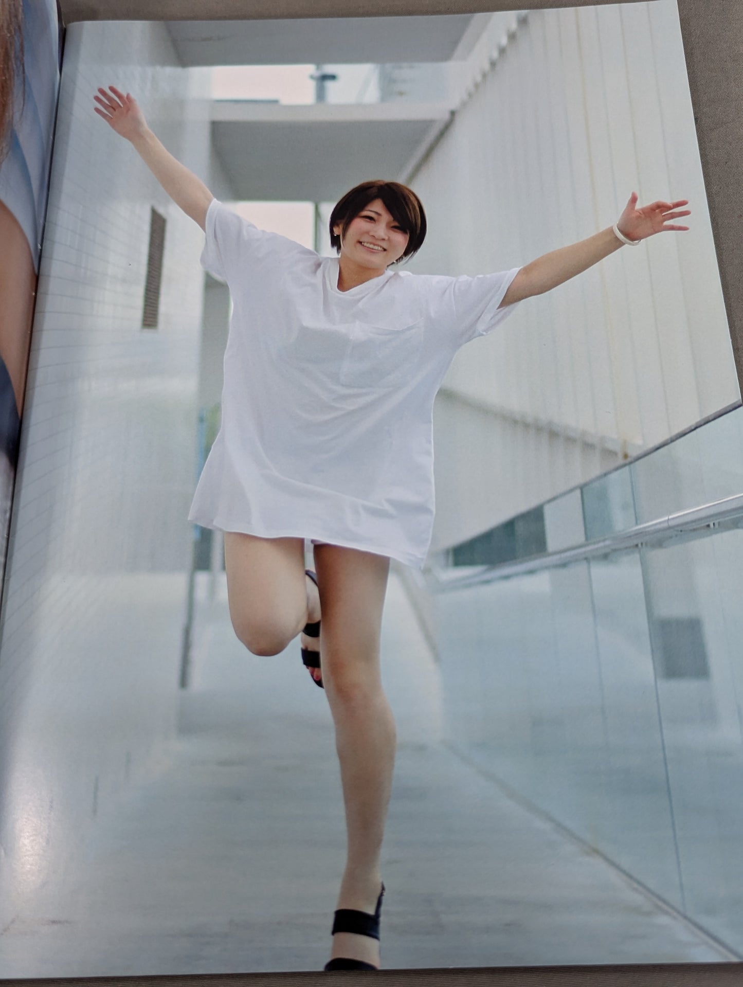 【hand signed autograph】 Saori Anou  1st Photo Book Roadmark