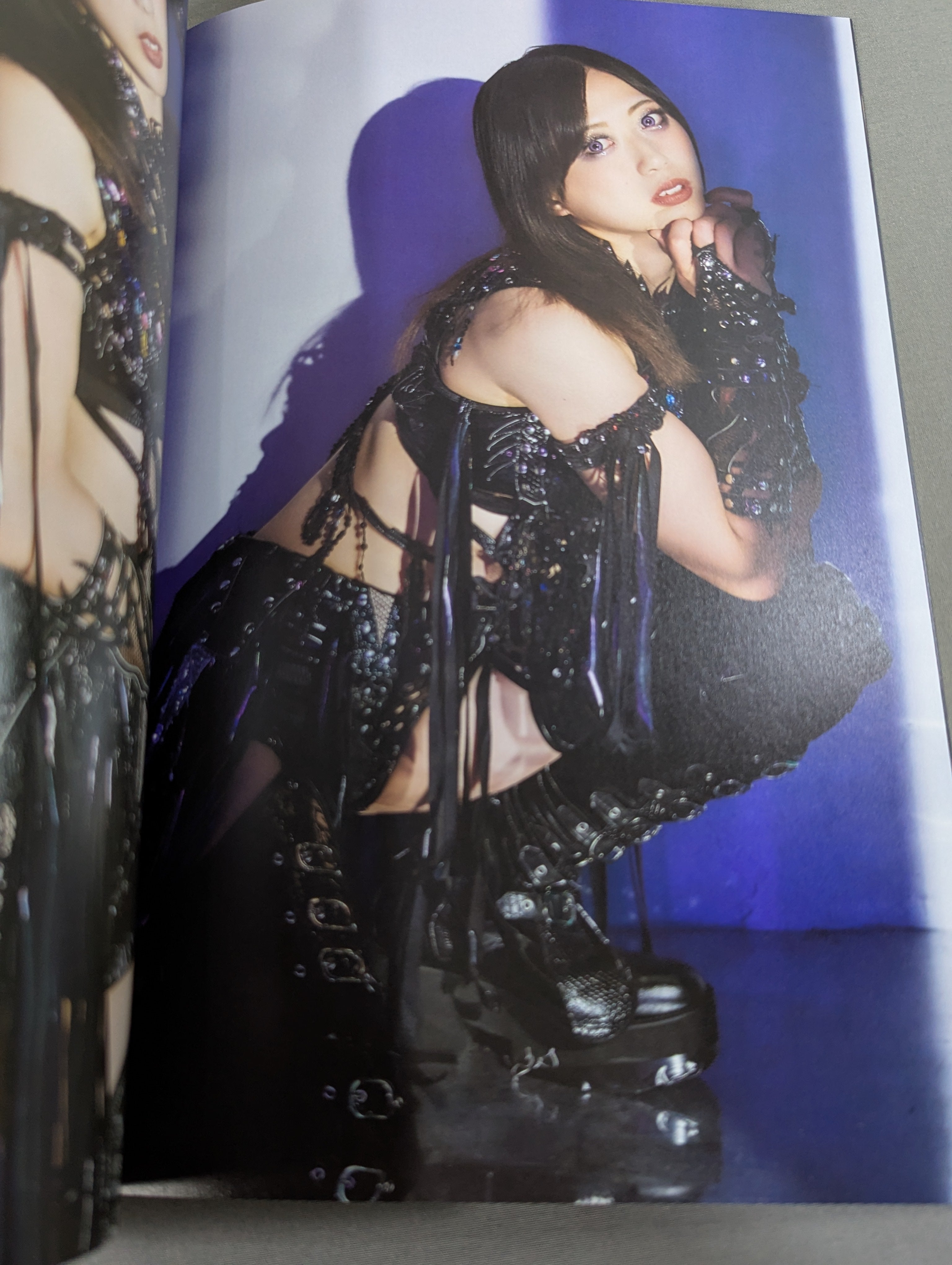直筆サイン入り】上谷沙弥 写真集 Phenex Queen (-Premium Ver.-) – 闘道館