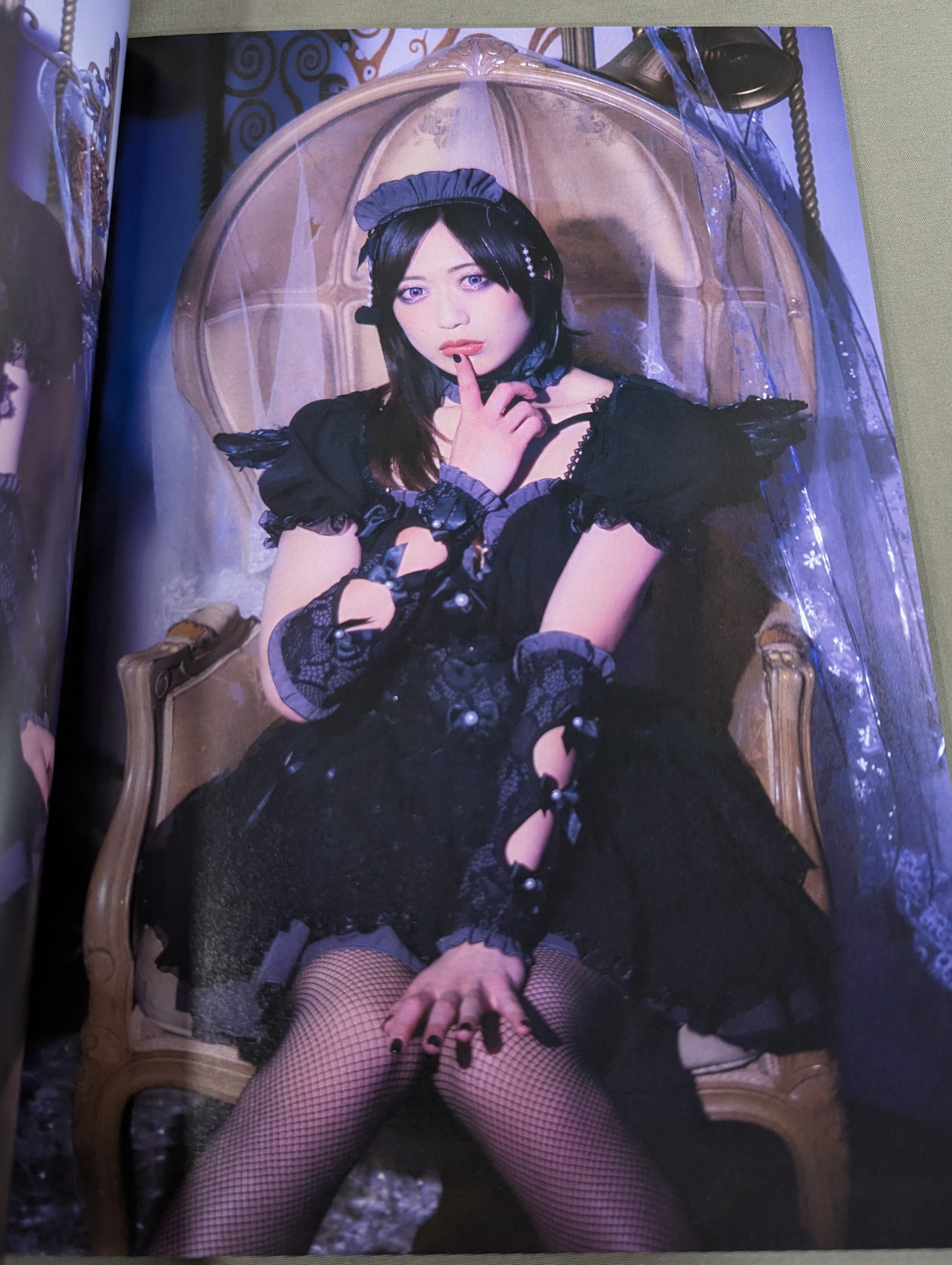 直筆サイン入り】上谷沙弥 写真集 Phenex Queen (-Premium Ver.-) – 闘道館