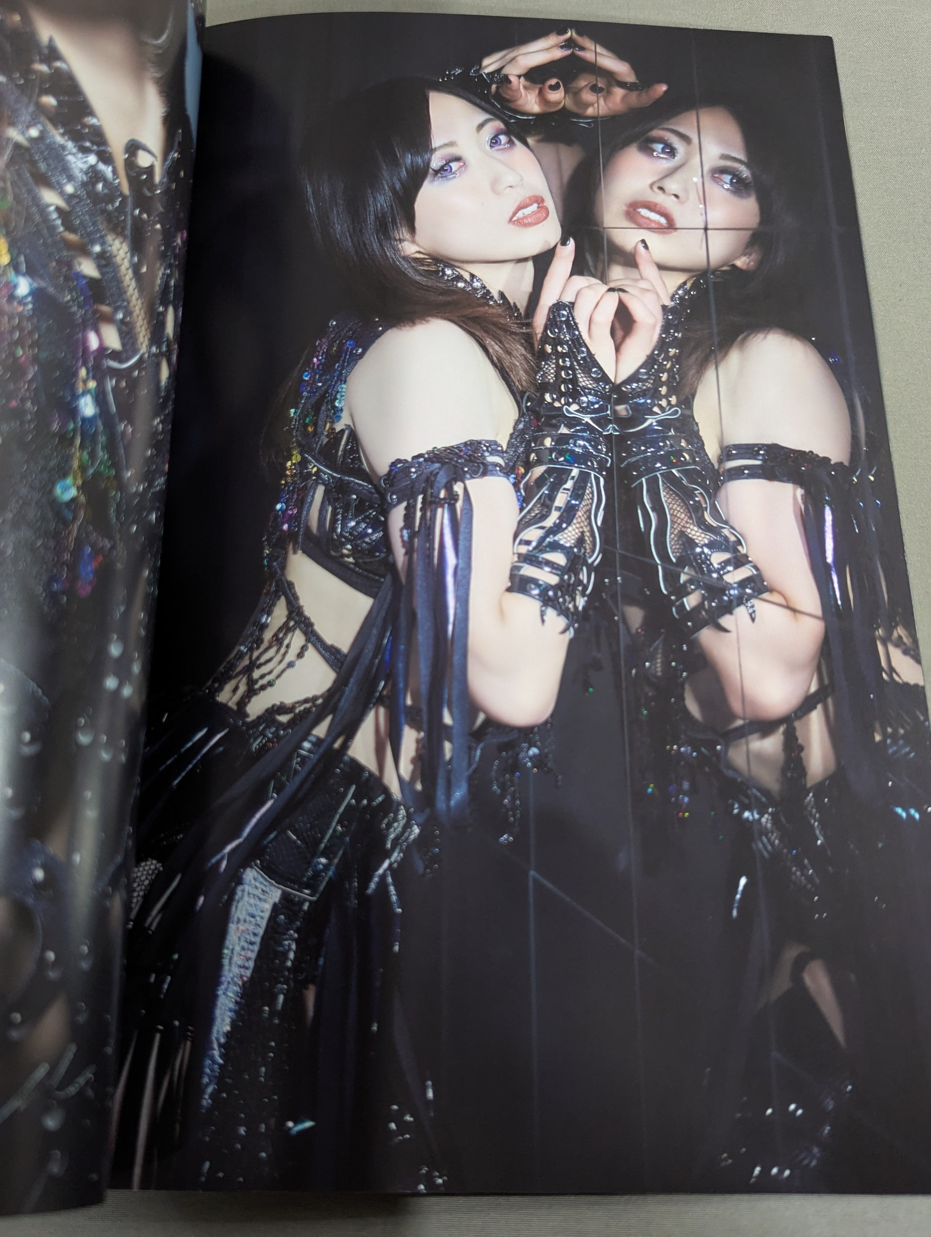 上谷沙弥 写真集 Phenex Queen (通常版) – 闘道館