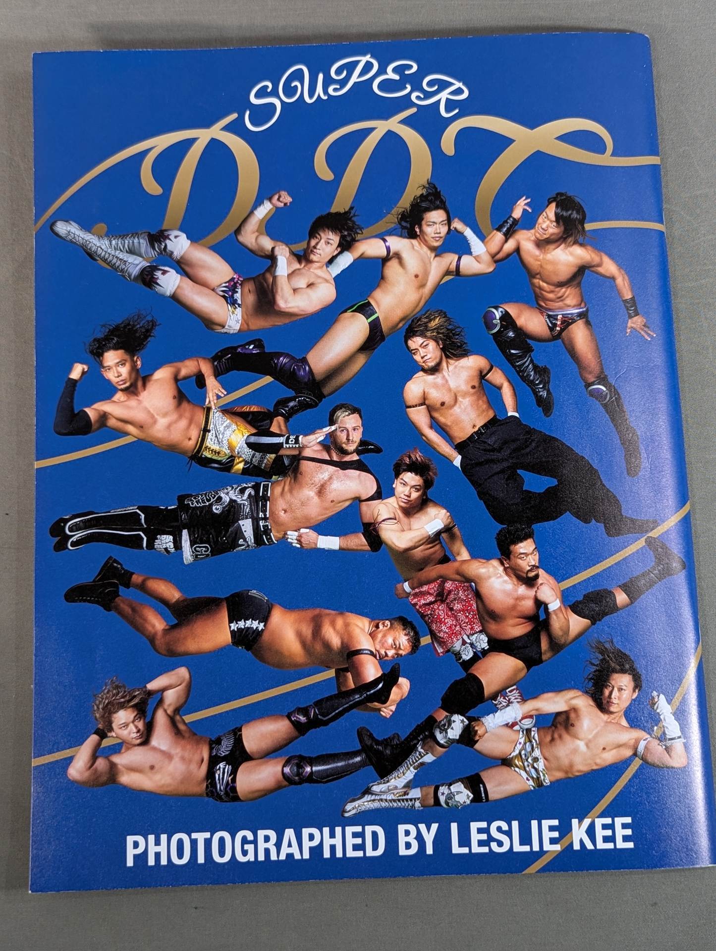 LESLIE KEE × DDT 写真集 『SUPER DDT』(青表紙×紫表紙 Ver.) – 闘道館