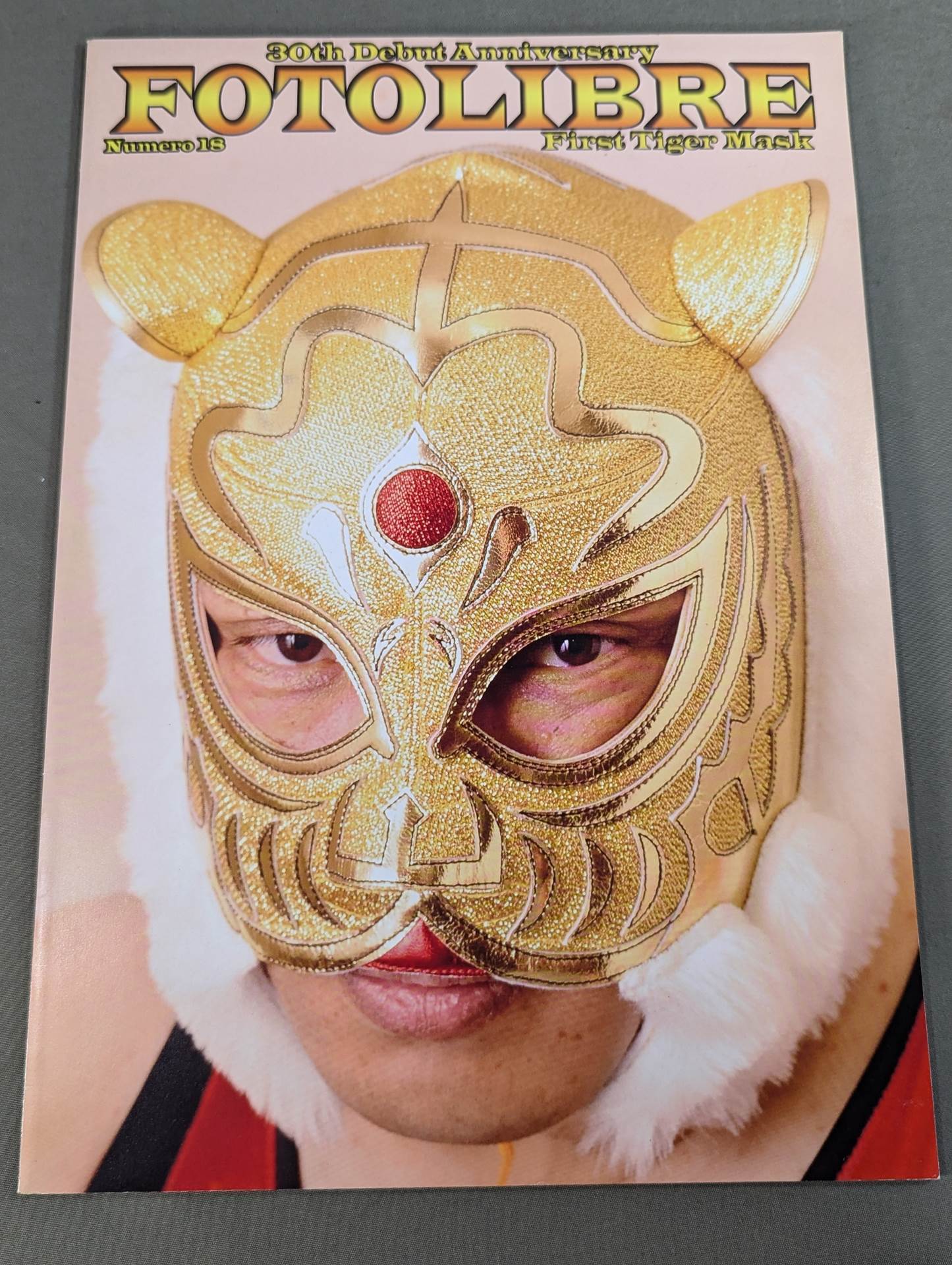初代タイガー 直筆サイン入り】FOTOLIBRE de Mascaras Numero.18 – 闘道館