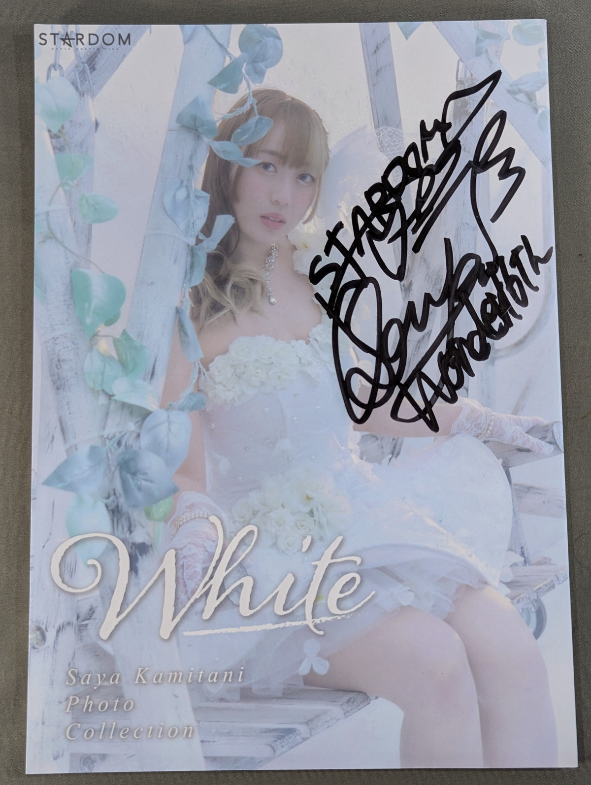 【直筆サイン入り】上谷沙弥 写真集 White (-Premium Ver.-)