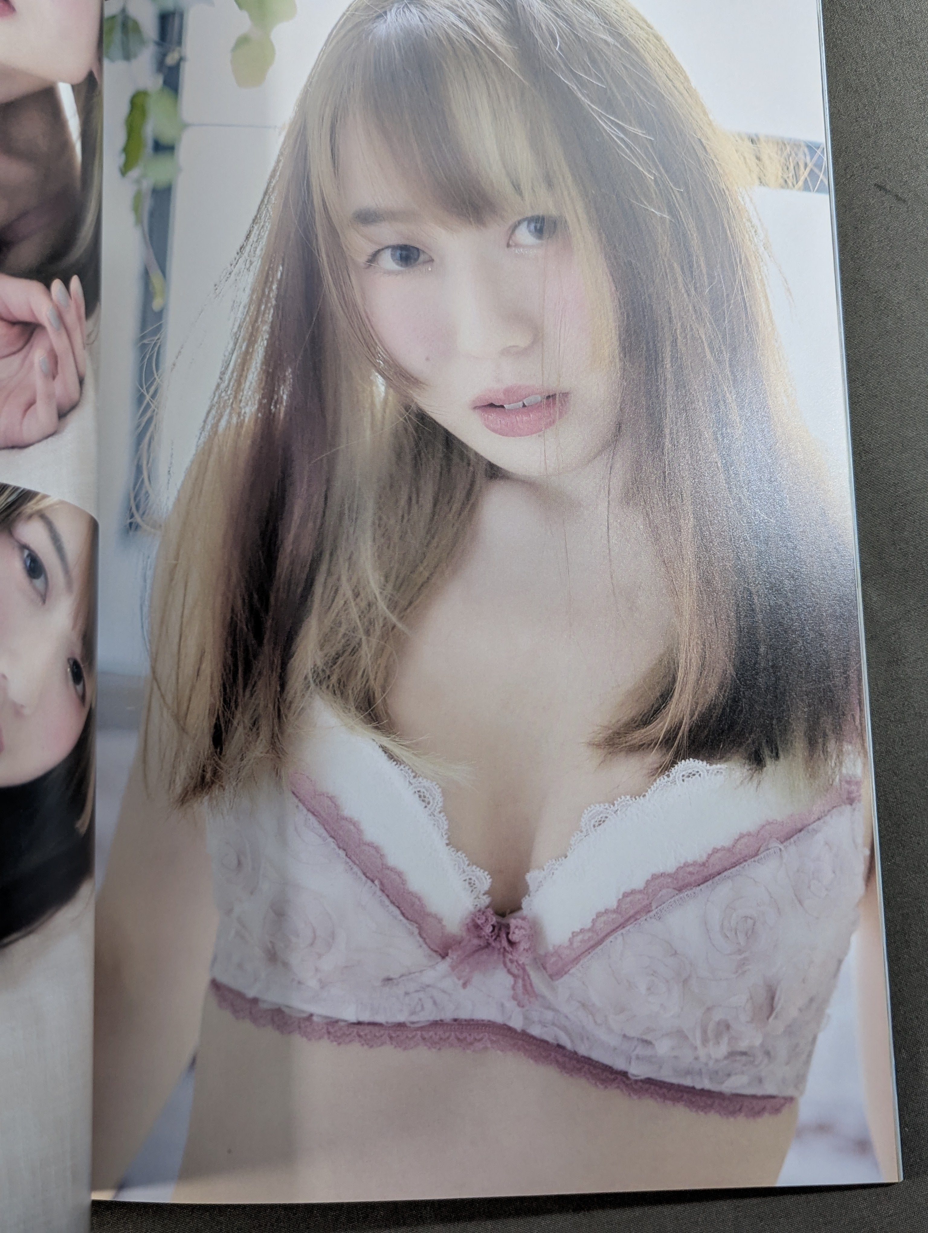 直筆サイン入り】上谷沙弥 写真集 White (-Premium Ver.-) – 闘道館