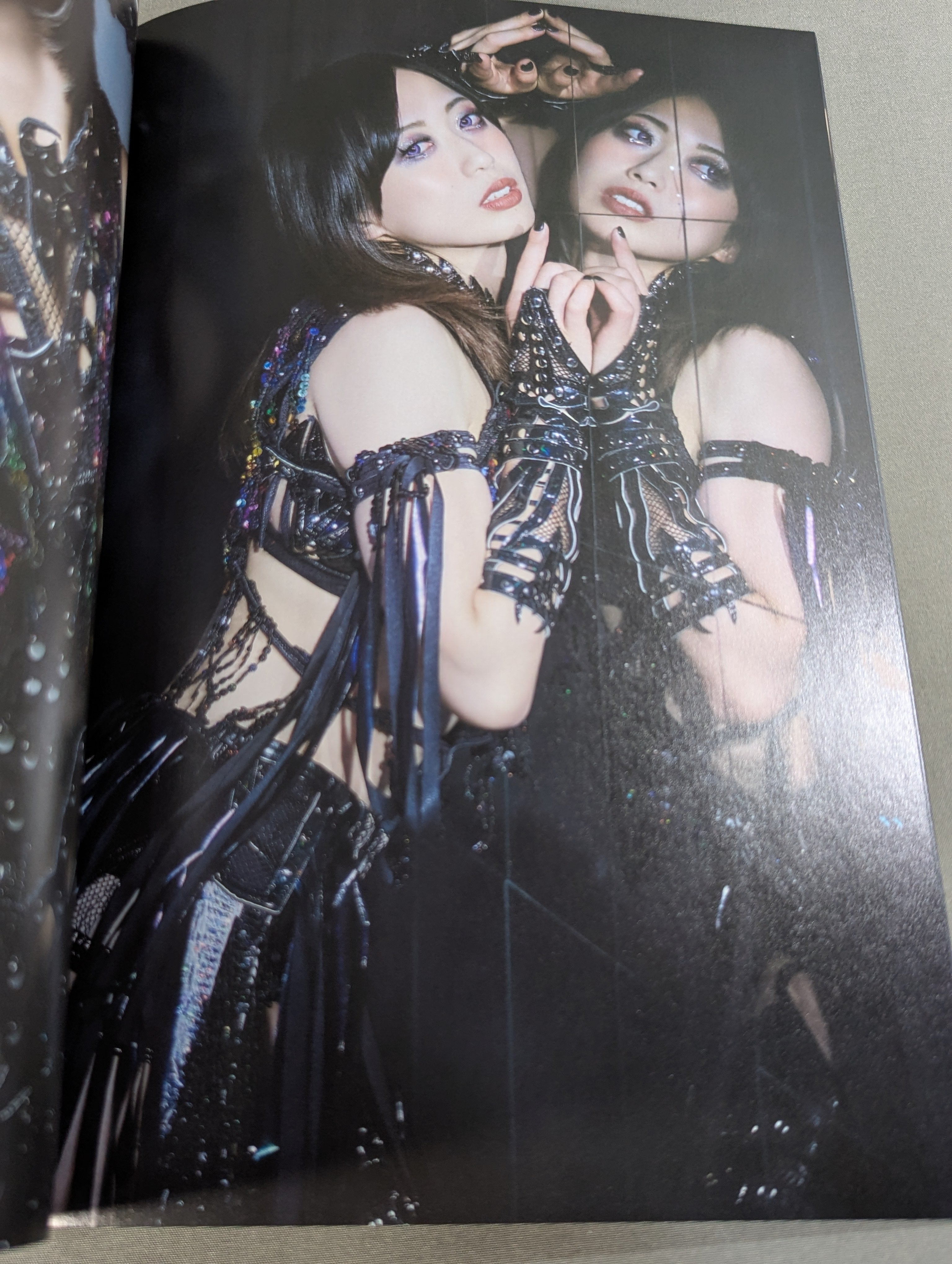 直筆サイン入り】上谷沙弥 写真集 Phenex Queen (-Premium Ver.-) – 闘道館