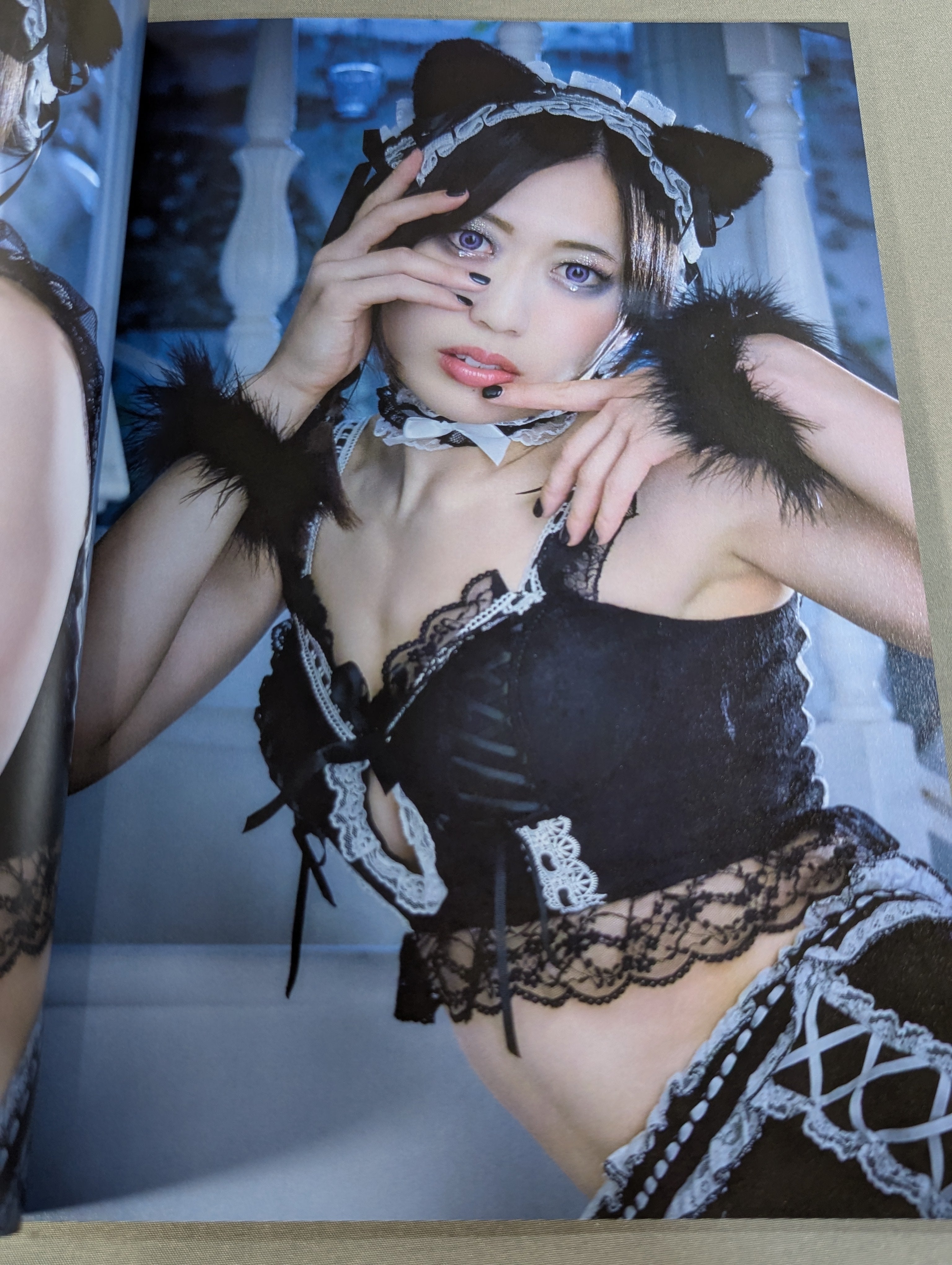 直筆サイン入り】上谷沙弥 写真集 Phenex Queen (-Premium Ver.-) – 闘道館