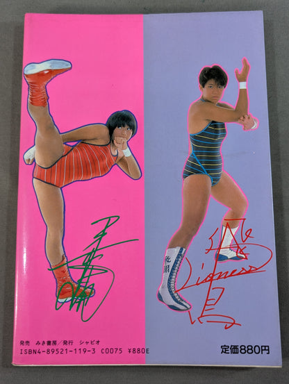 Throwing a kiss in the ring Women's Pro Wrestling 30th Anniversary Exciting Graffiti