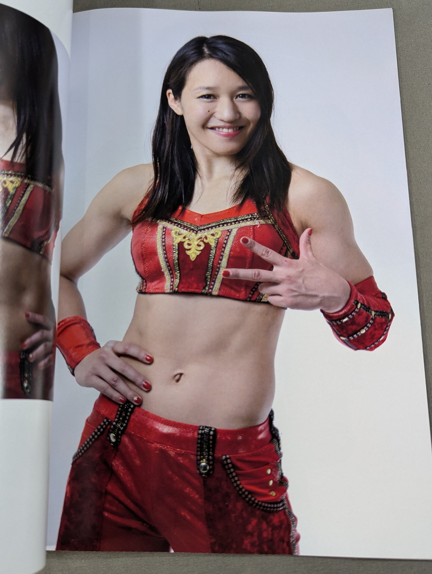 【直筆サイン入り】朱里 1st Photo Book Syuri FIL JAPANESE FIGHTER