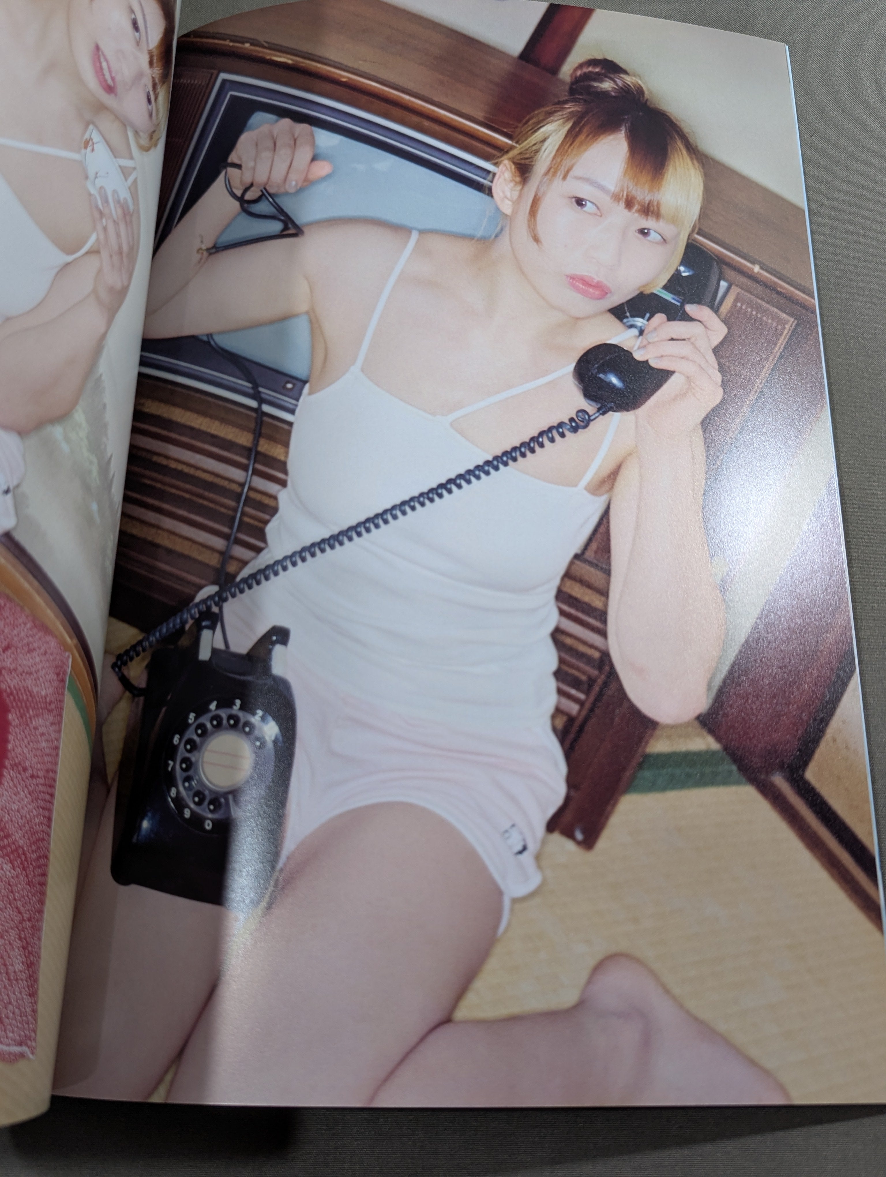 上谷沙弥 写真集 White – 闘道館