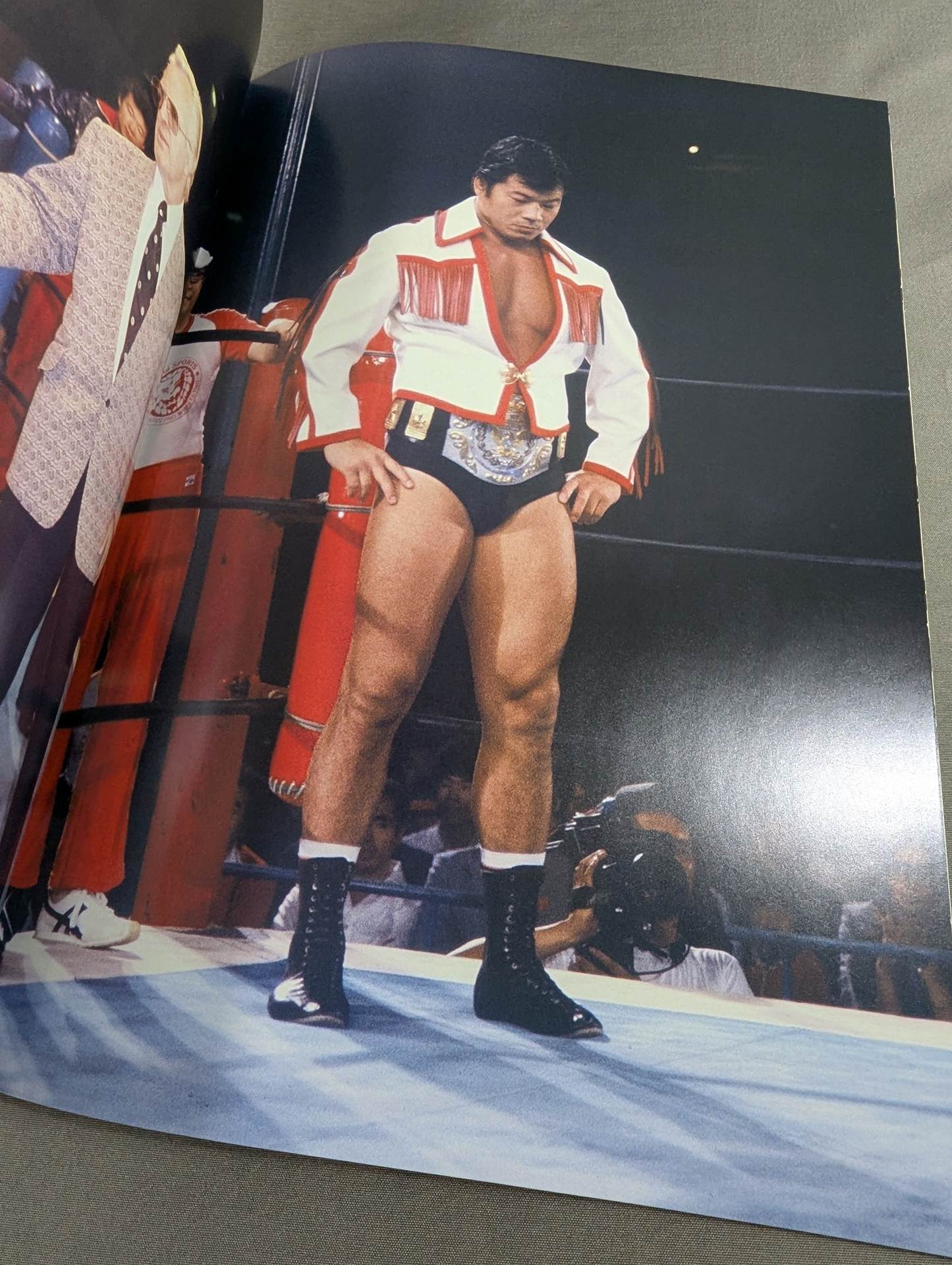 [Tatsumi Fujinami  hand signed autograph ] Full Swing Magazine No. 9 Tatsumi Fujinami 's debut 50th anniversary "Memorial" Pro-Photo Collection"