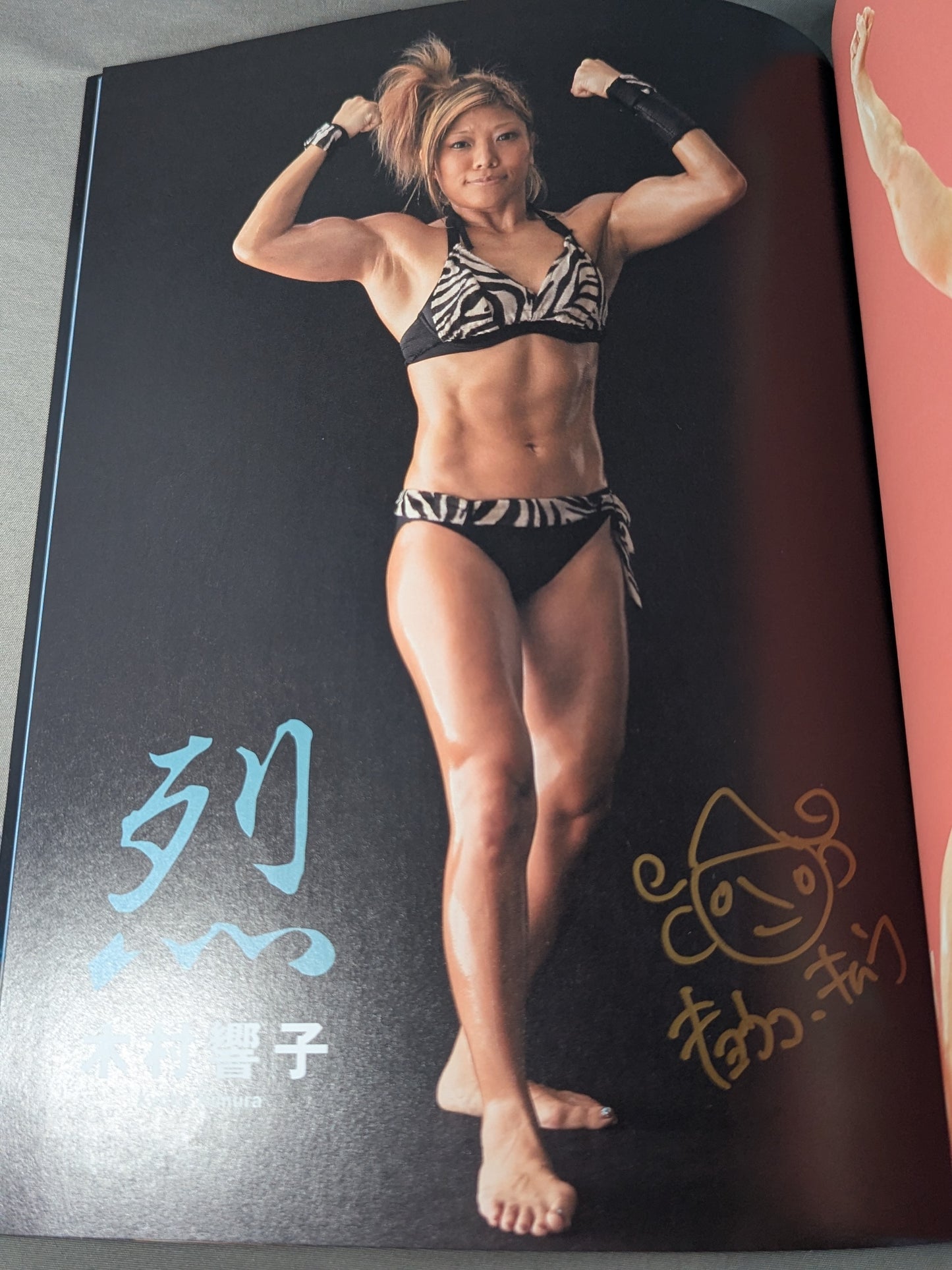 [4 fighters hand signed autograph & With purchase bonus] Shogang Beauty's Participation ~Female pro wrestler  super combative Photo Collection~