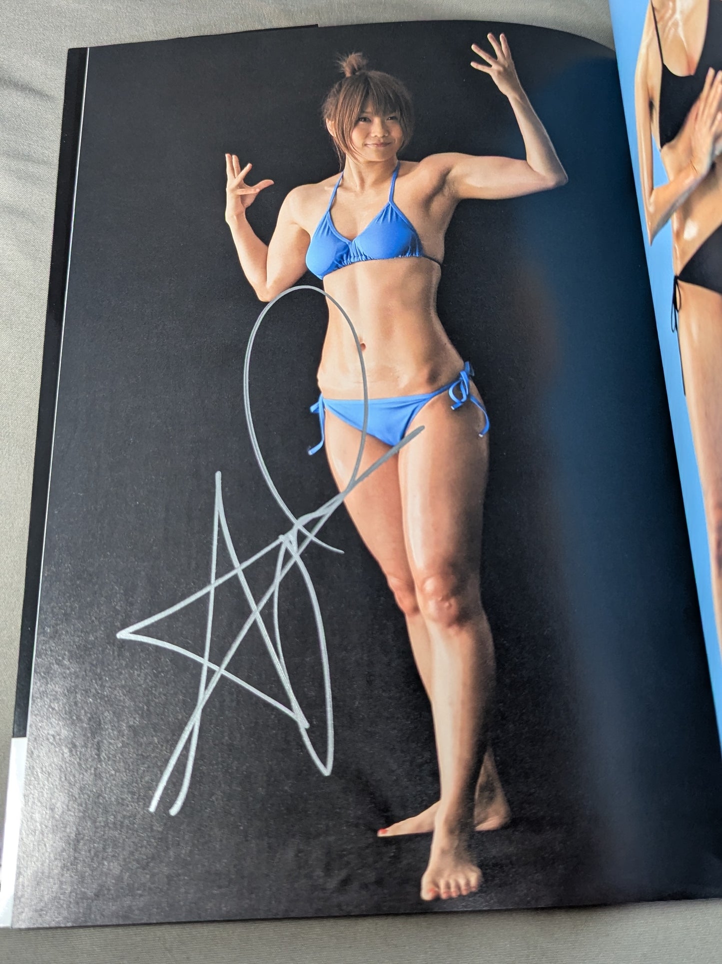 [4 fighters hand signed autograph & With purchase bonus] Shogang Beauty's Participation ~Female pro wrestler  super combative Photo Collection~
