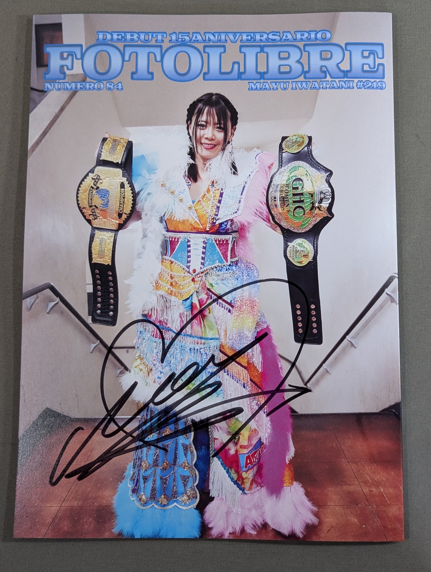 【Mayu Iwatani  hand signed autograph 】FOTOLIBRE de Mascara Numero.84