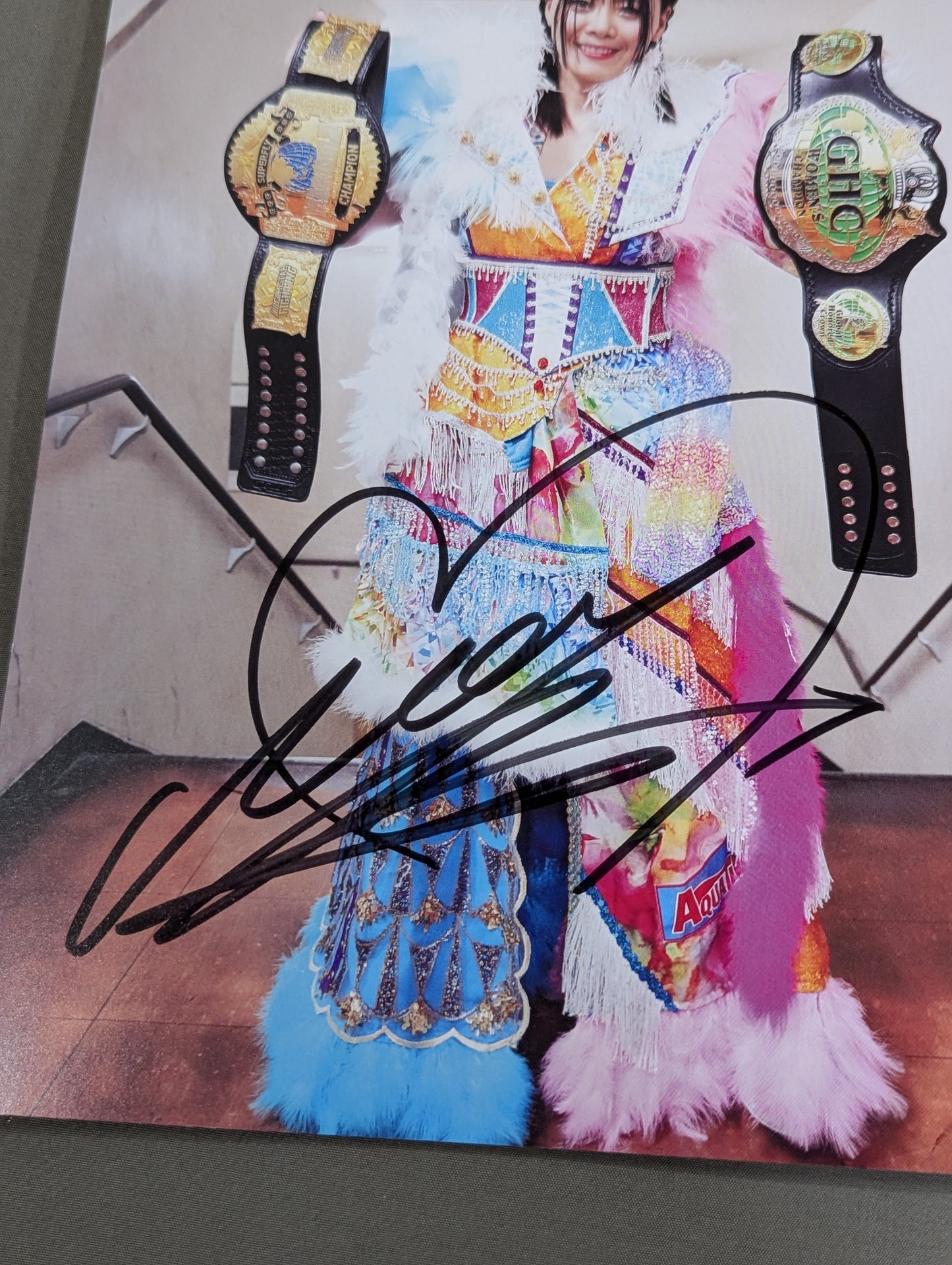 【Mayu Iwatani  hand signed autograph 】FOTOLIBRE de Mascara Numero.84