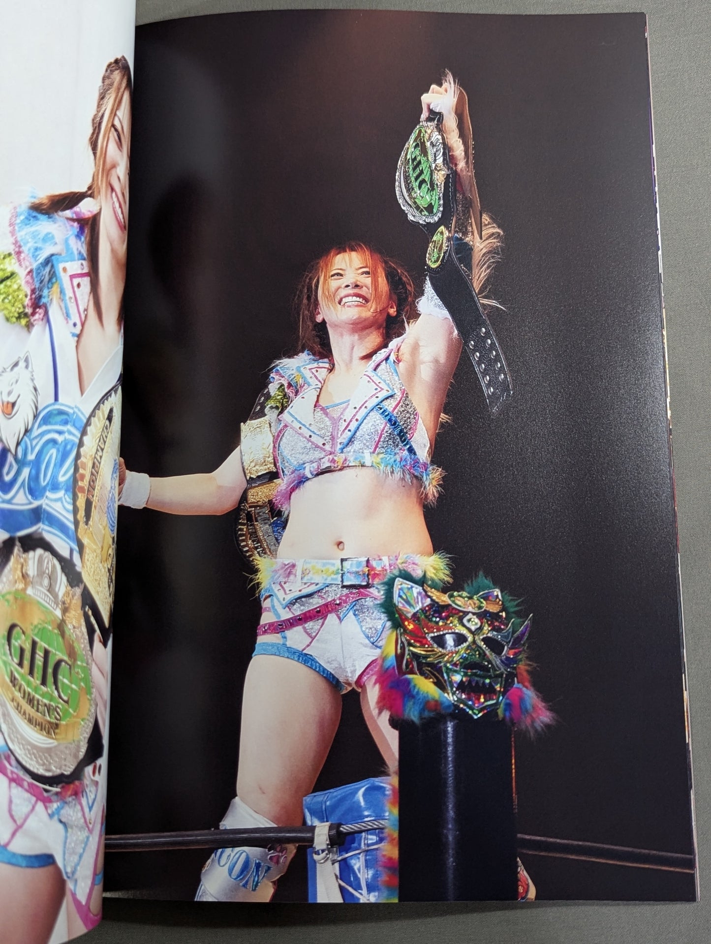 【Mayu Iwatani  hand signed autograph 】FOTOLIBRE de Mascara Numero.84