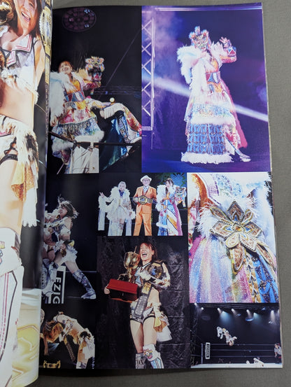 【Mayu Iwatani  hand signed autograph 】FOTOLIBRE de Mascara Numero.84