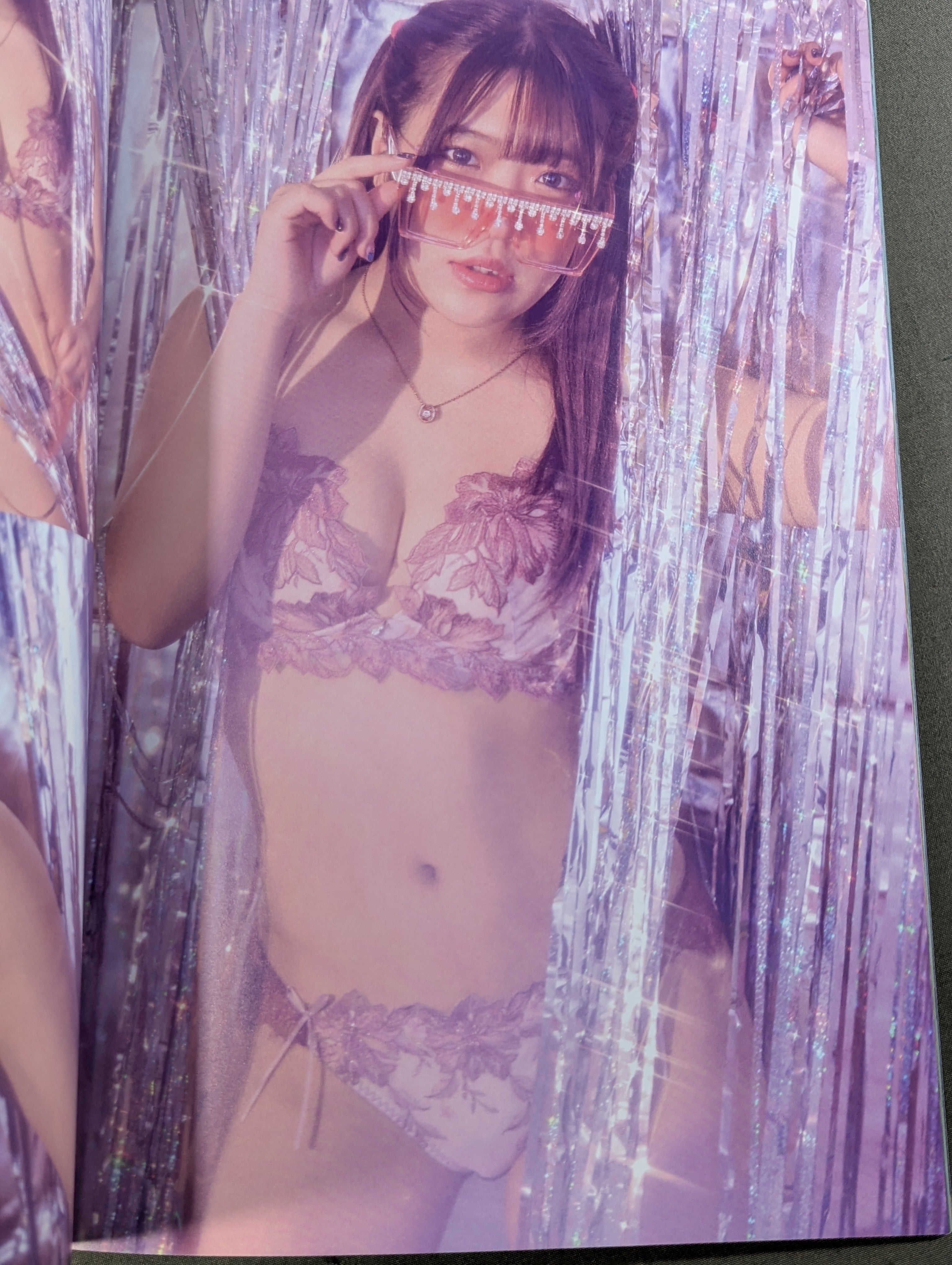 直筆サイン入り】AZM 写真集 POP (Premium Ver.) – 闘道館