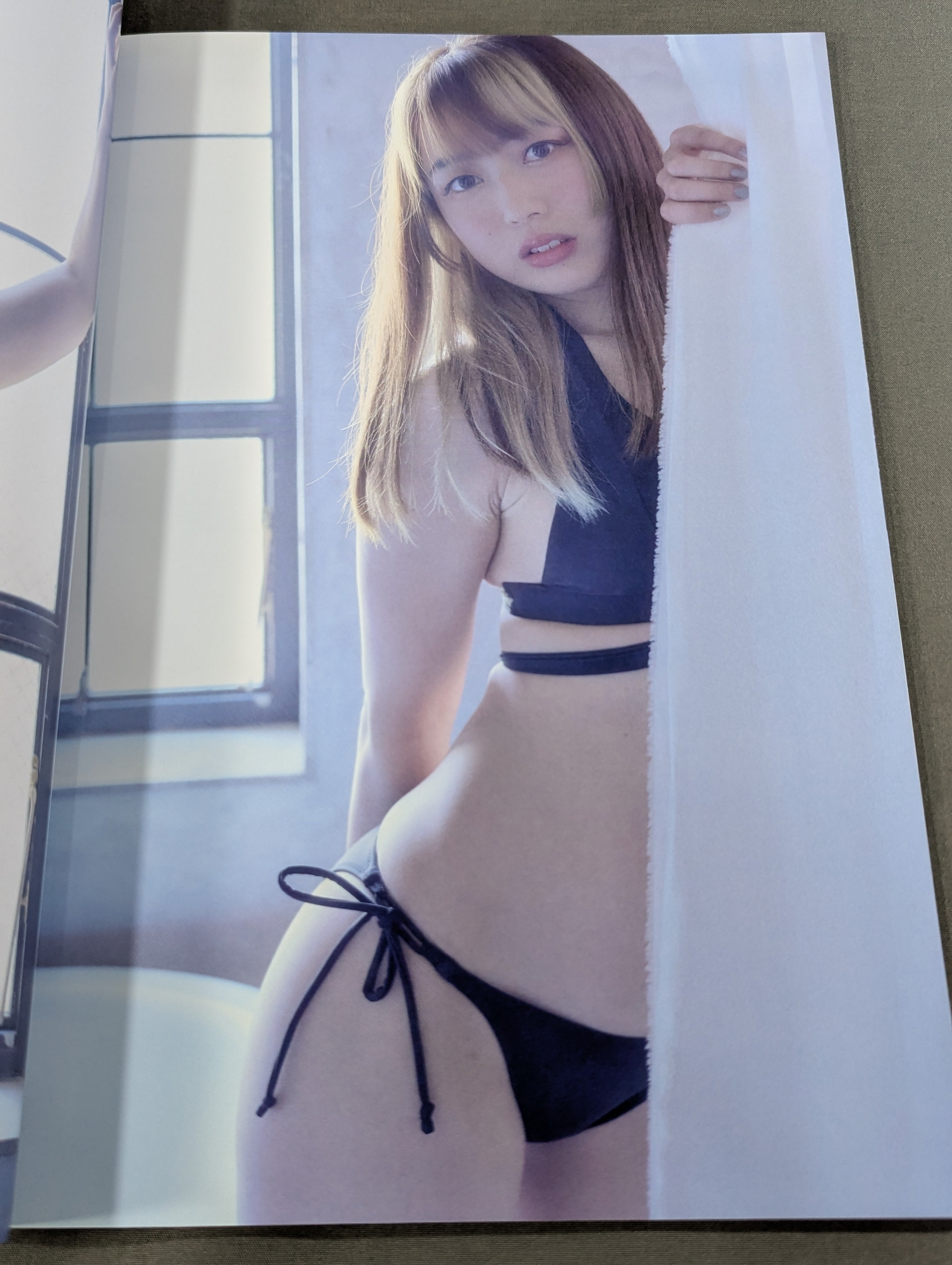直筆サイン入り】上谷沙弥 写真集 White (Premium Ver.) – 闘道館