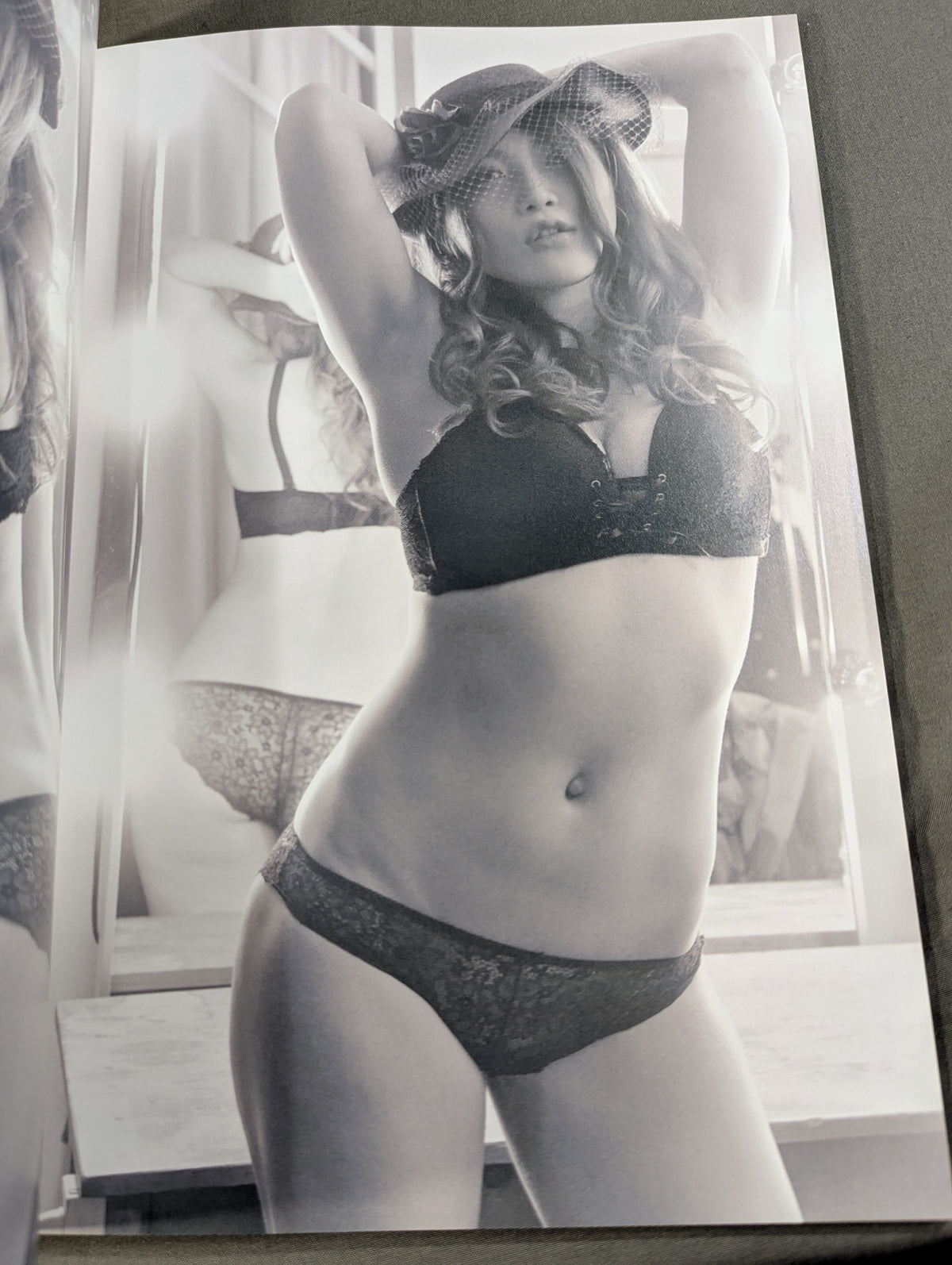 【直筆サイン入り】林下詩美 写真集 Luxury (Premium Ver.)