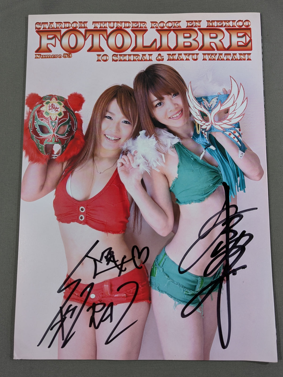 [Io Shirai (Iyo Sky) &Mayu Iwatani  hand signed autograph ] FOTOLIBRE de Mascara Numero.53
