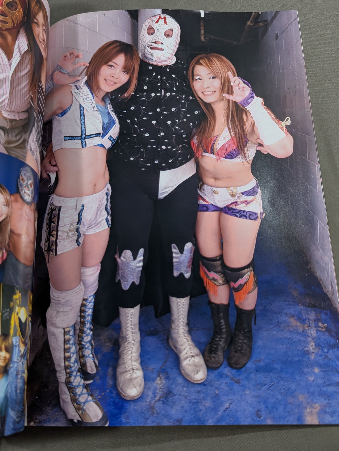 [Io Shirai (Iyo Sky) &Mayu Iwatani  hand signed autograph ] FOTOLIBRE de Mascara Numero.53