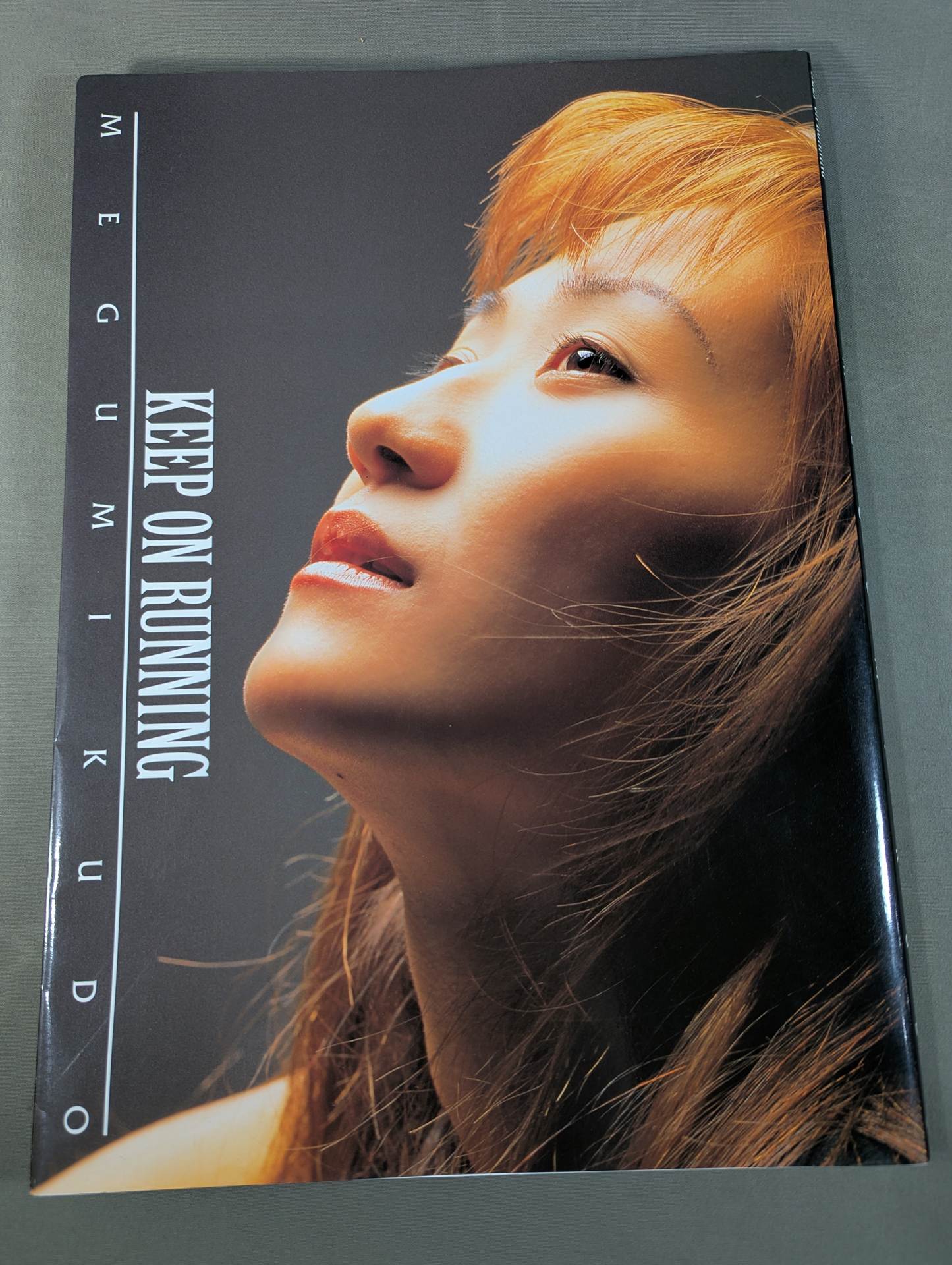 【hand signed autograph】 Megumi Kudo Photo gallery KEEP ON RUNNING MEGUMI KUDO