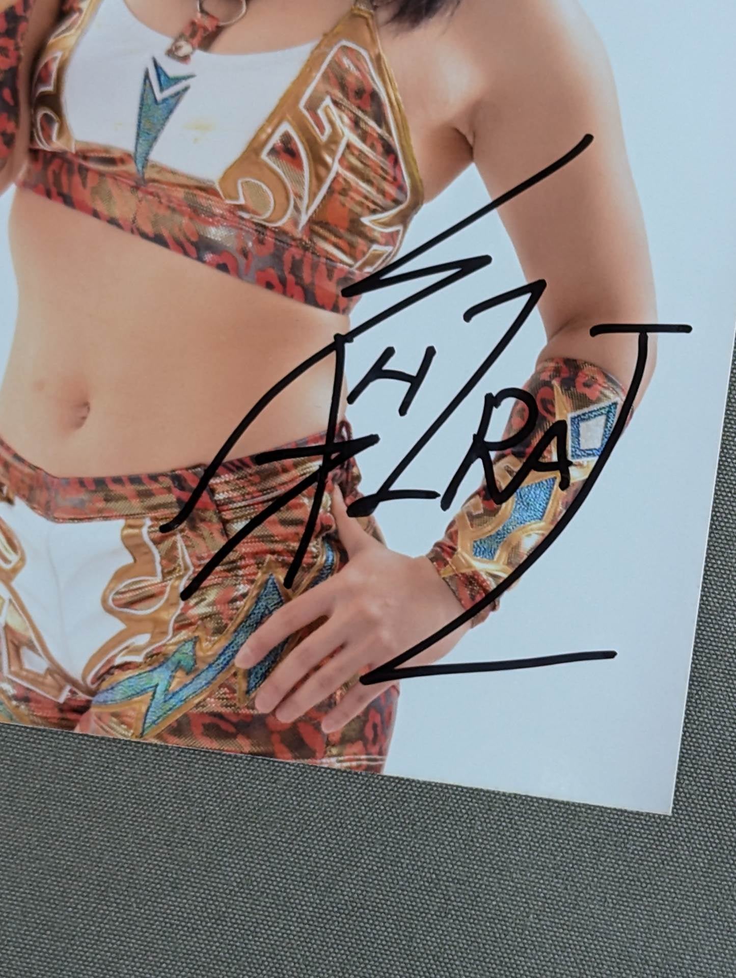 Io Shirai (Iyo Sky)  hand signed autograph photo (C-6)