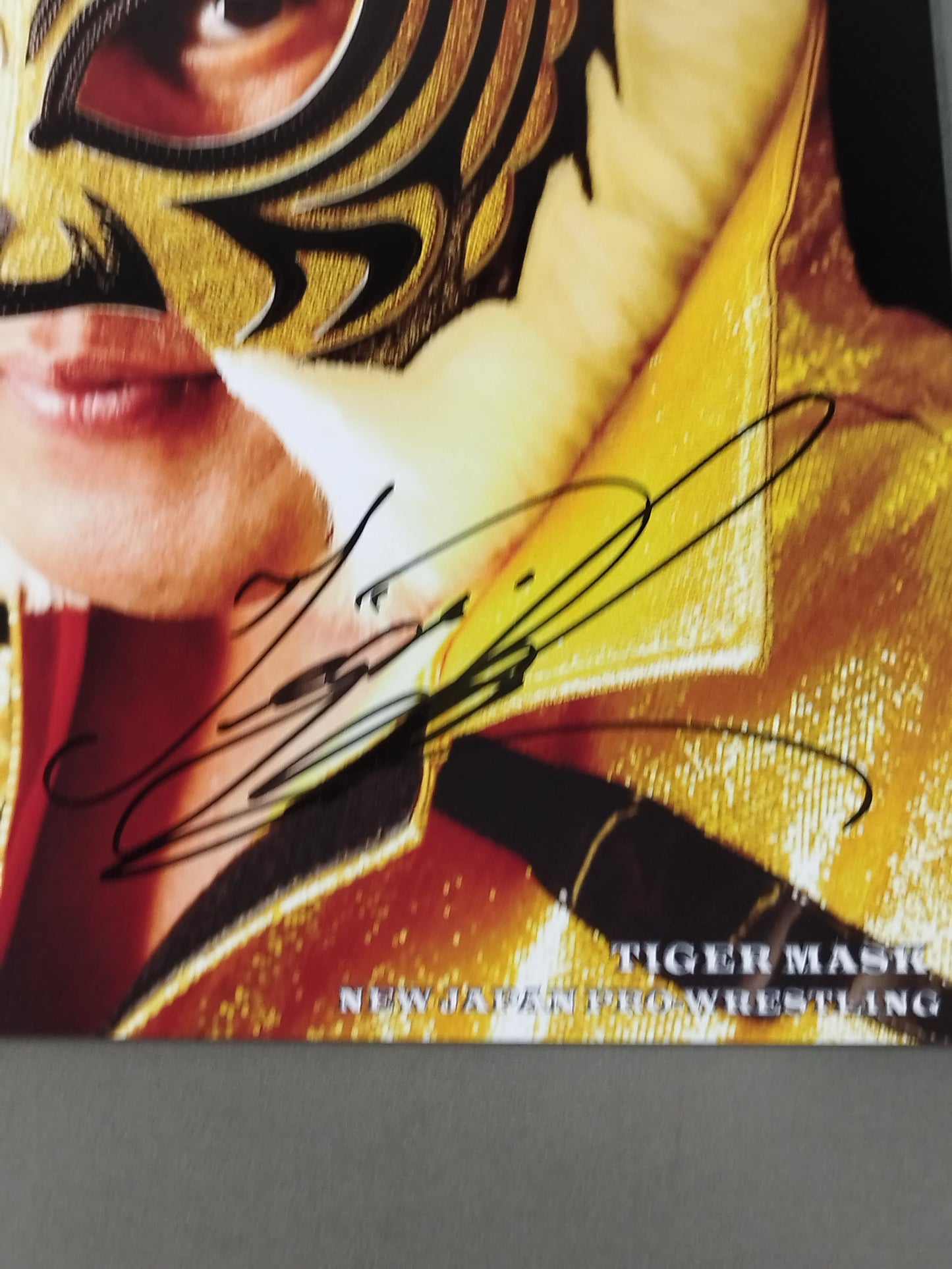 [4th  Tiger Mask hand signed autograph 】FOTOLIBRE de Mascara Numero.21