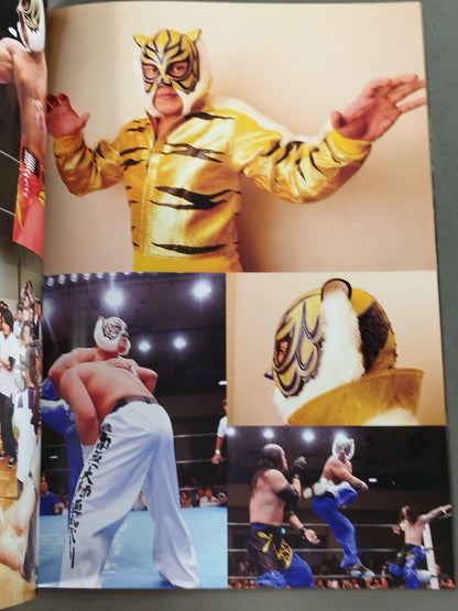 [4th  Tiger Mask hand signed autograph 】FOTOLIBRE de Mascara Numero.21